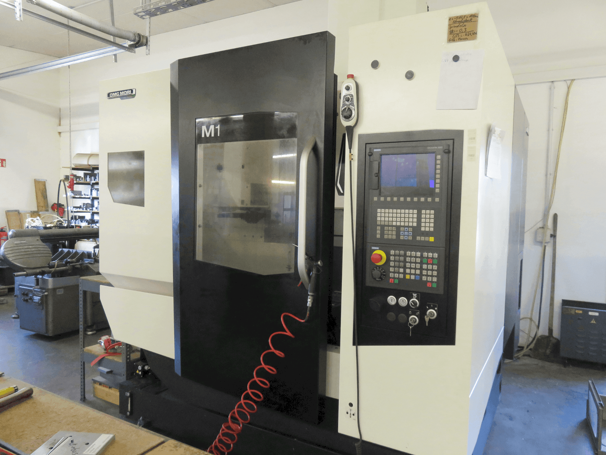Vue de face de la machine DMG MORI M1