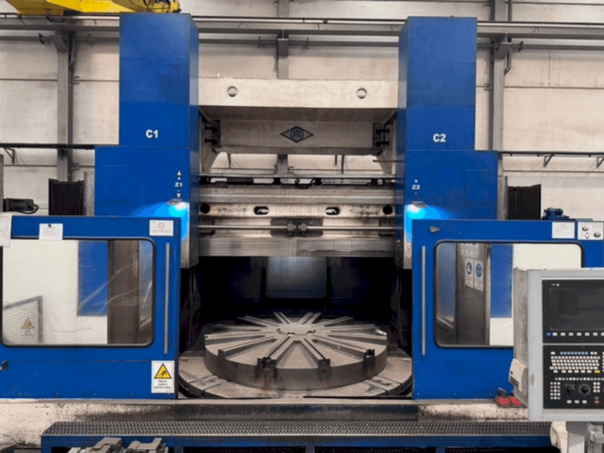 Vue de face de la machine KOLOMNA 1532T