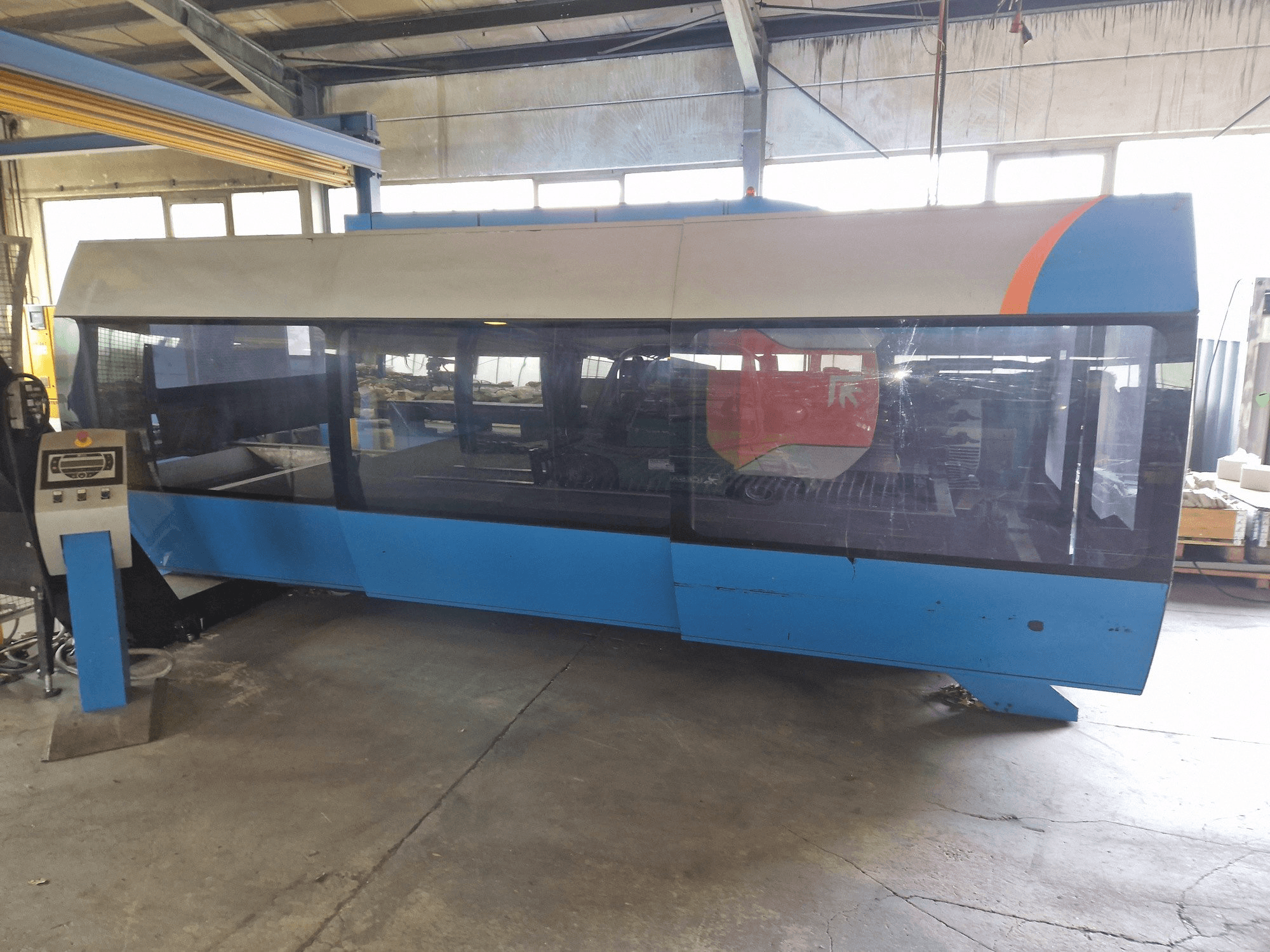 Vue de face de la machine Prima Power CP 4000 Zaphiro