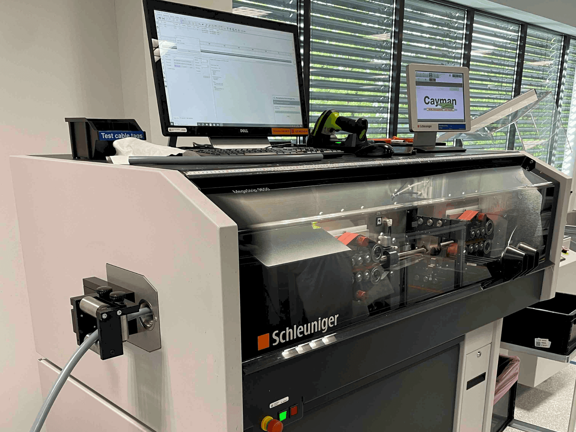 Vue de face de la machine Schleuniger MegaStrip 9650