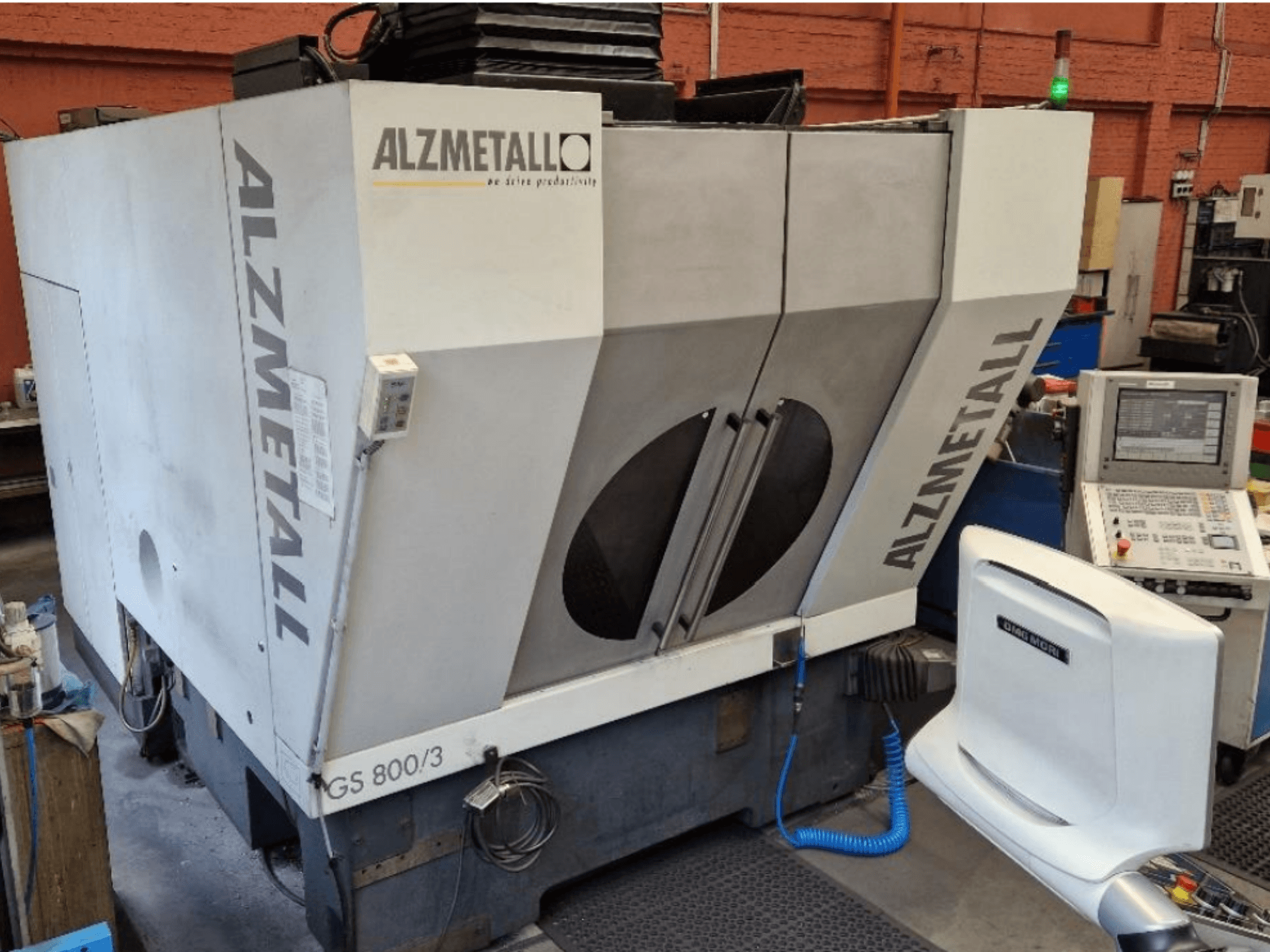 Centre d'usinage vertical Alzmetall GS 800/3, vue de face montrant le bâti de la machine et le panneau de commande.