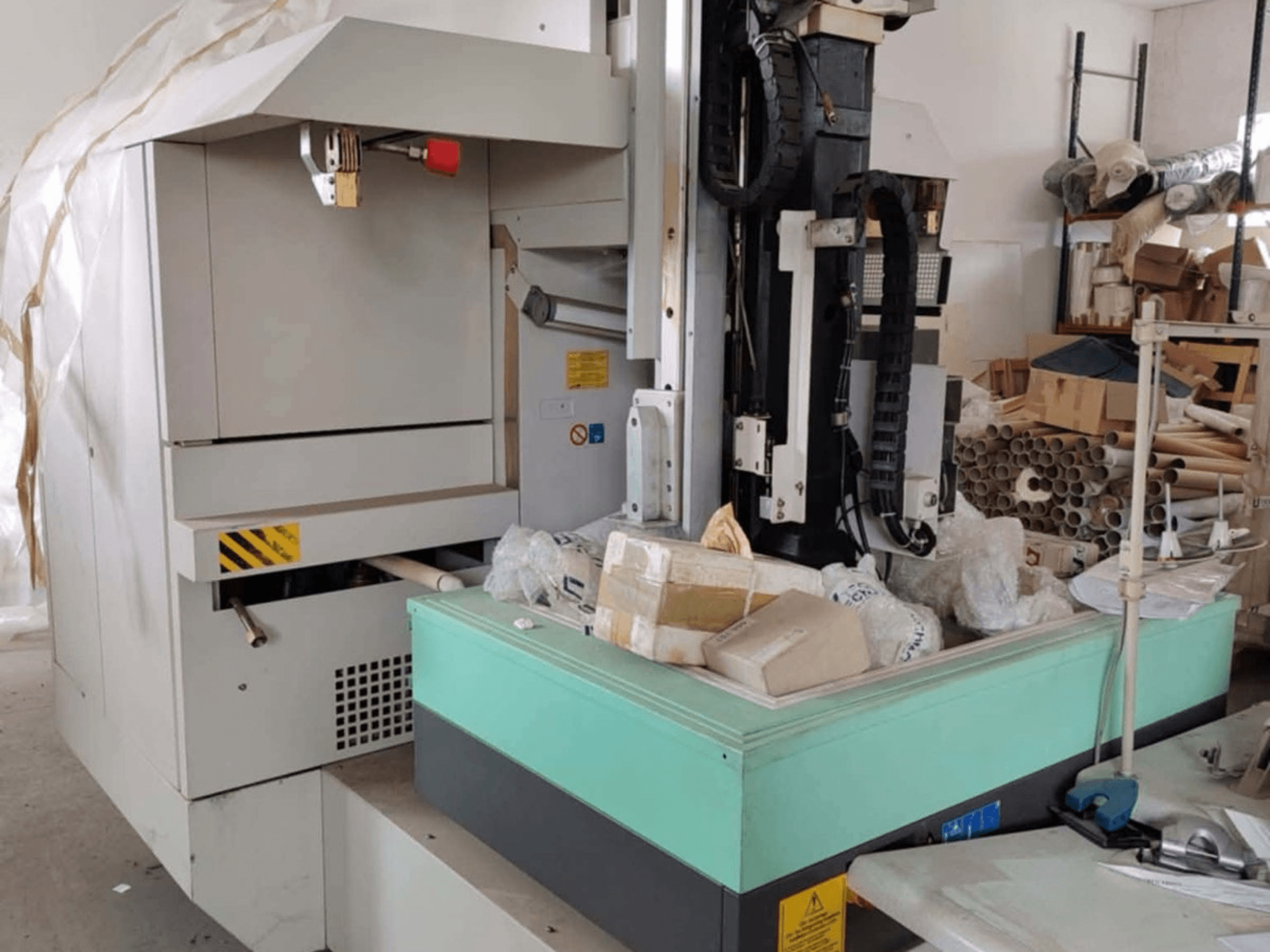 AGIE AGIETRON INTEGRAL 2, machine d'électroérosion par enfonçage, vue de face, montrant le panneau de commande, la table de travail et l'encombrement environnant.