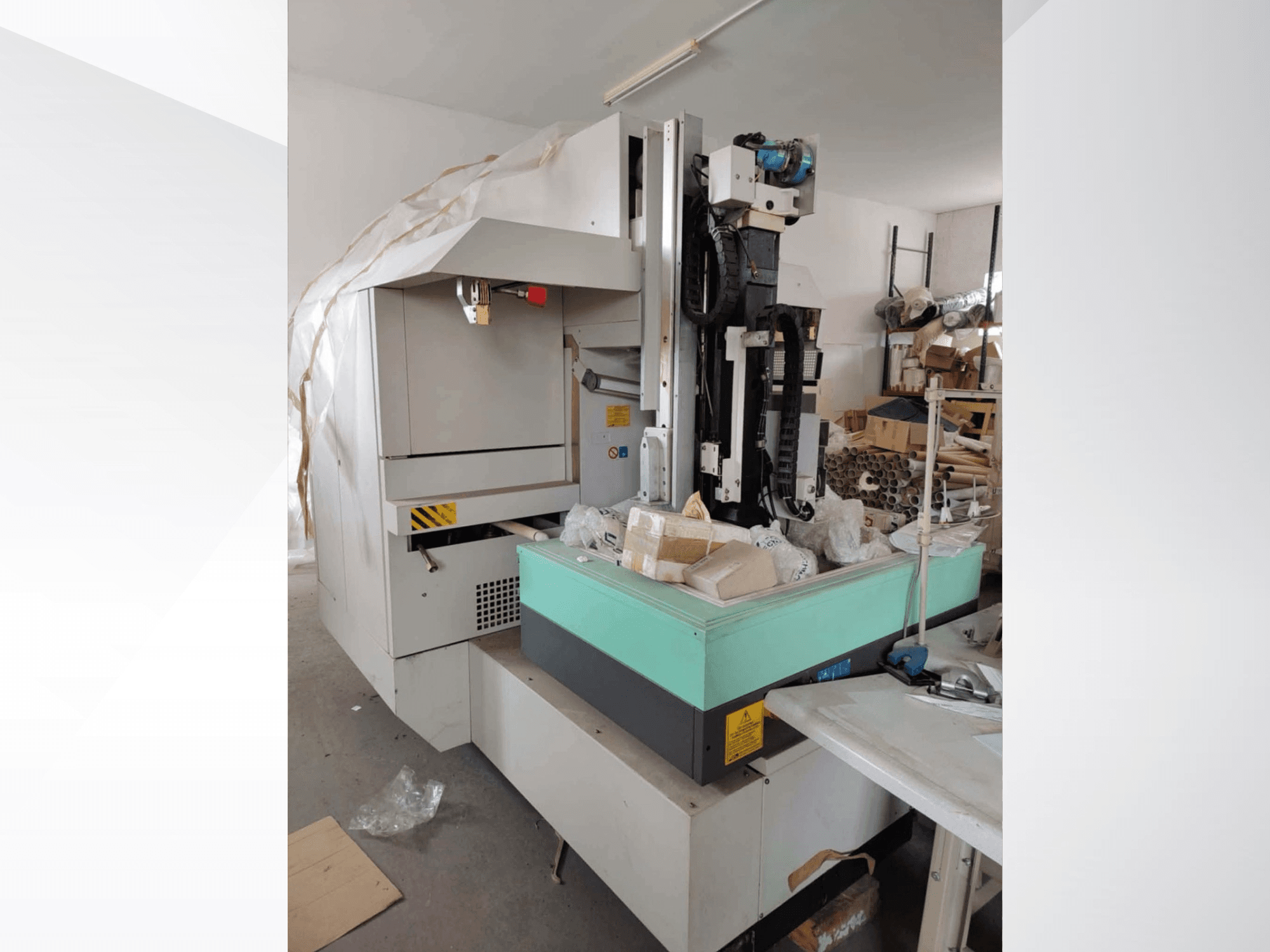 Machine d'électroérosion par enfonçage AGIE AGIETRON INTEGRAL 2 vue de côté, avec une table de travail verte et divers outils.
