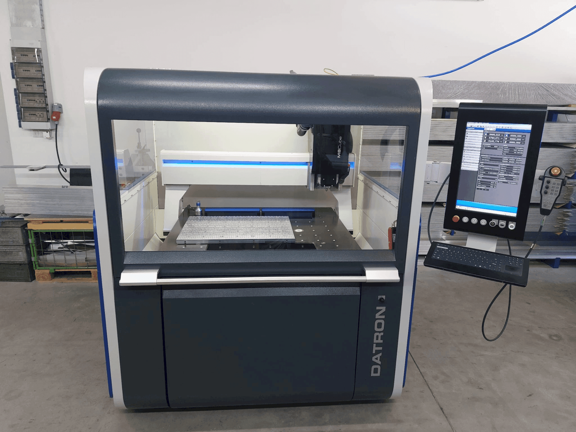 Vue de face de la machine Datron M8 Cube