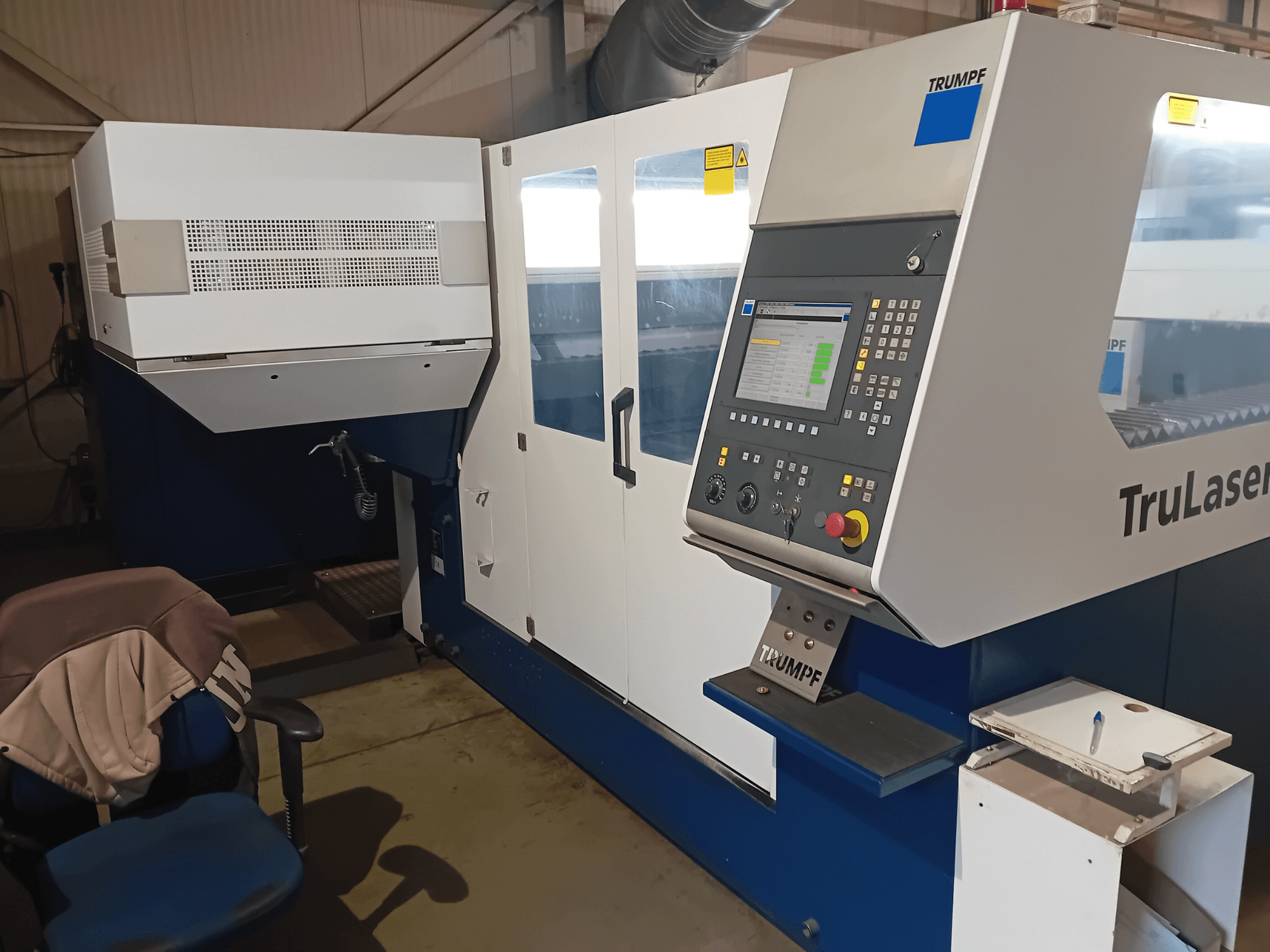Machine de découpe laser TRUMPF TruLaser 3030 CO2, vue de face, montrant le panneau de commande et le poste de l'opérateur.