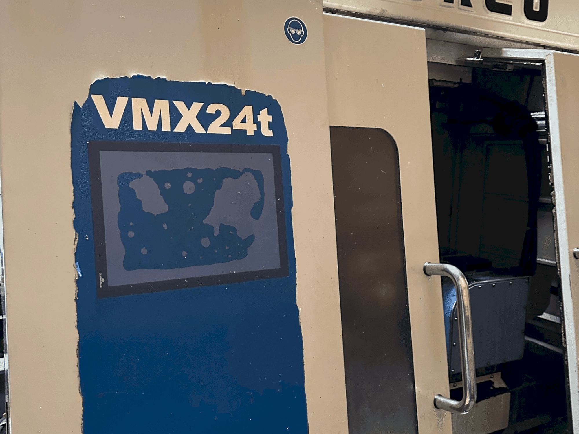 Vue de face de la machine Hurco VMX24t