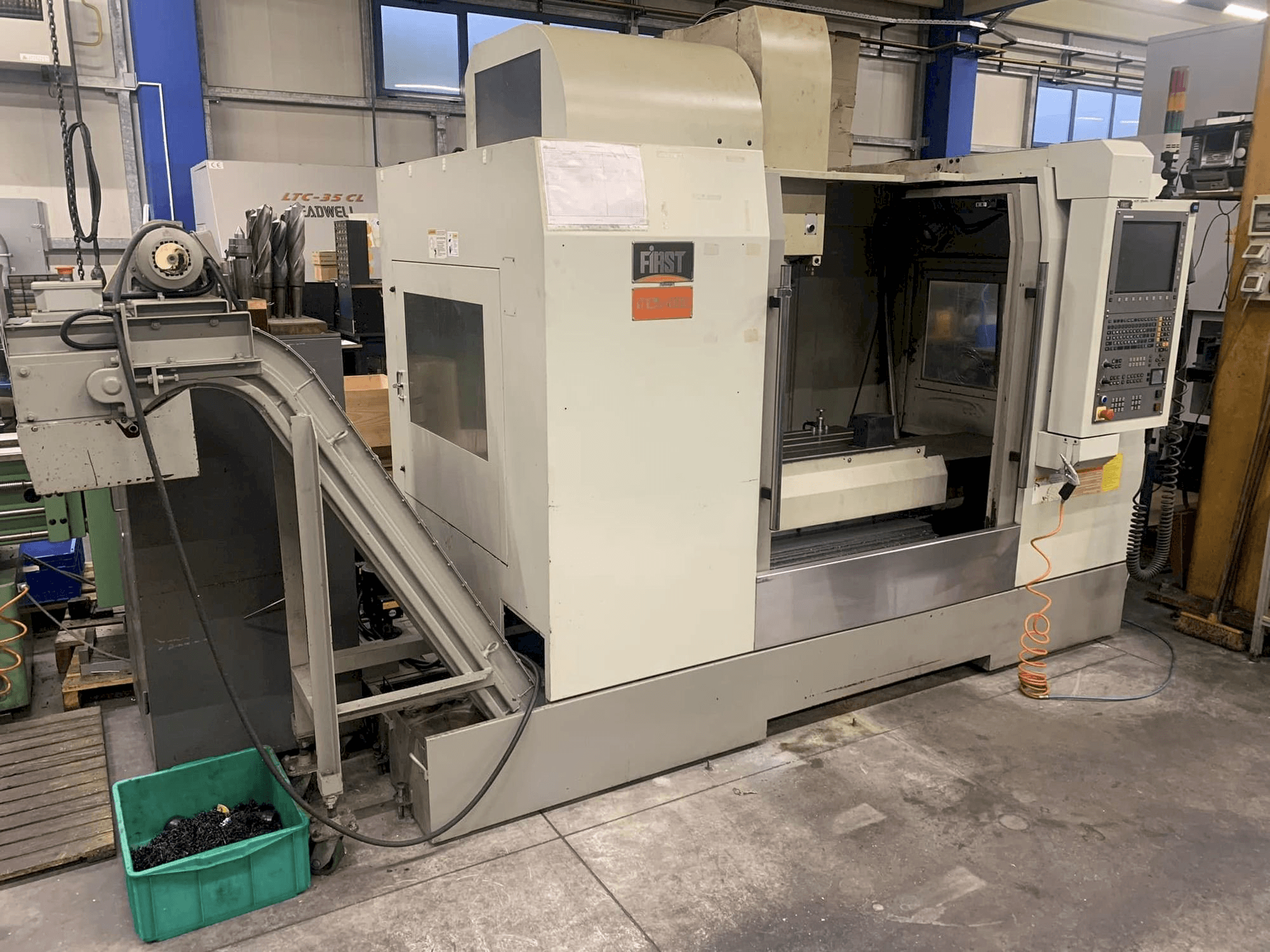 Vue de face de la machine FIRST MCV 1000