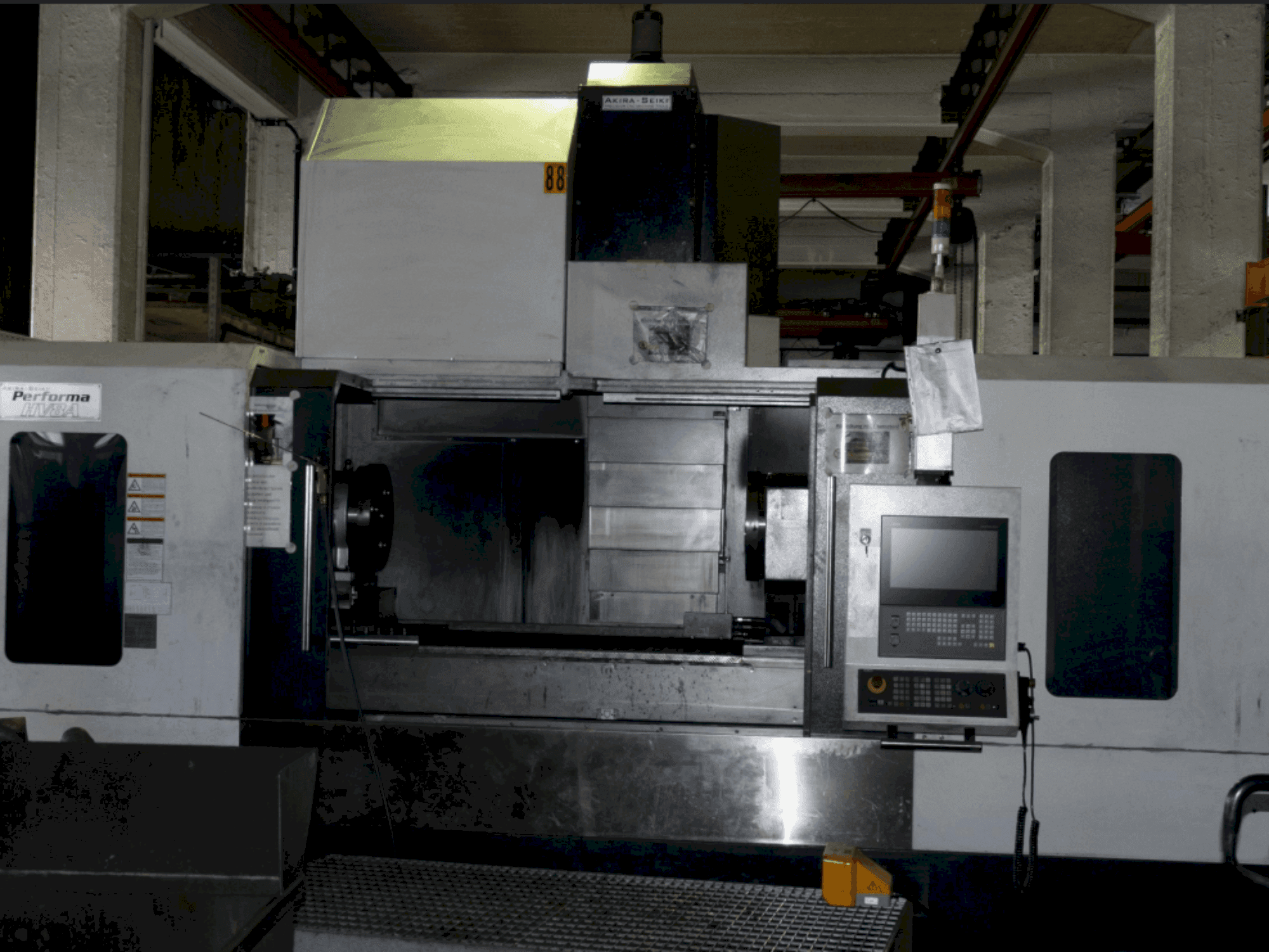 Vue de face de la machine Akira Seiki Performa HV 8A