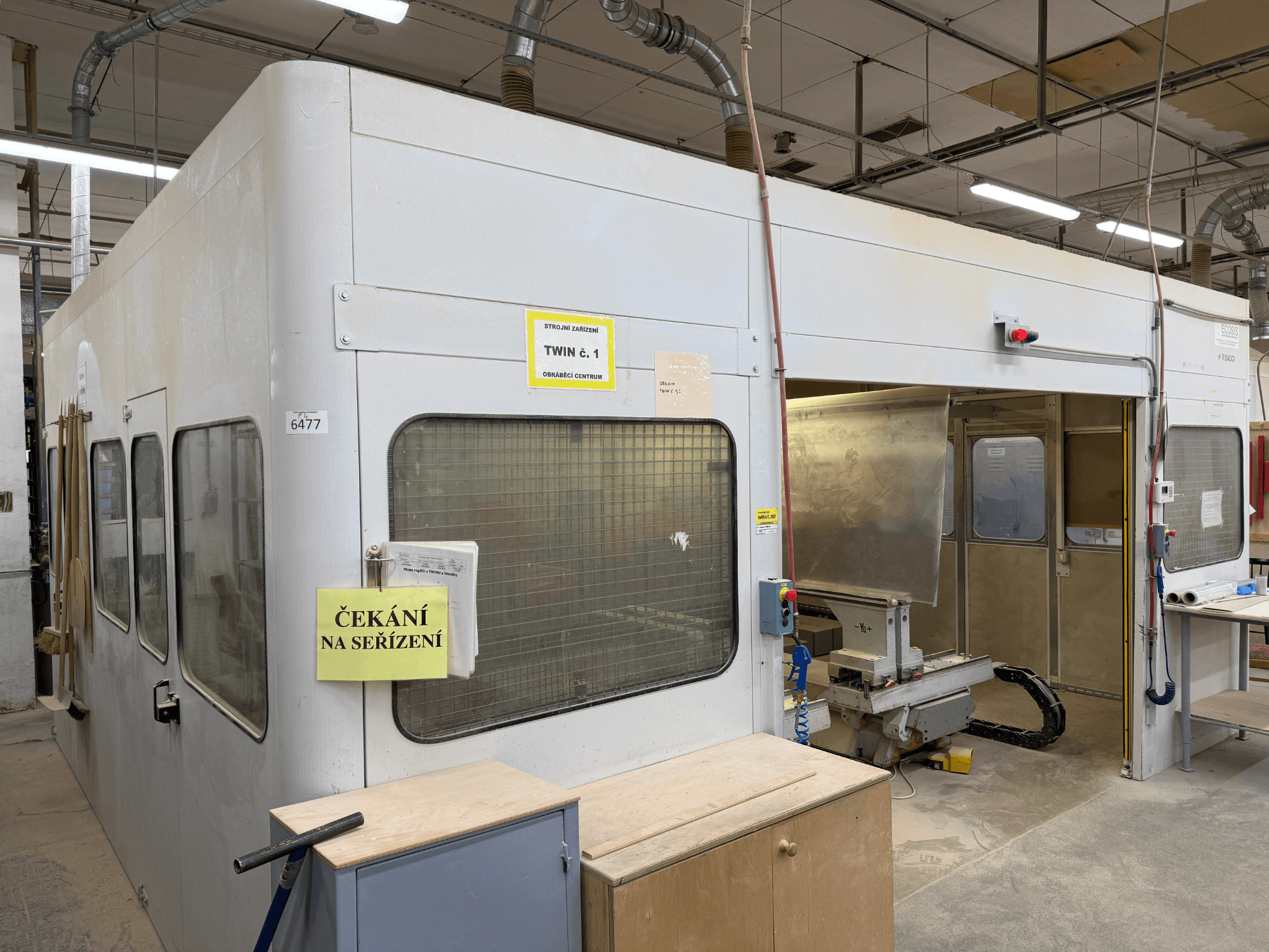 Centre d'usinage du bois CNC BACCI TWIN, vue de face, avec un grand poste de travail et des panneaux de commande.