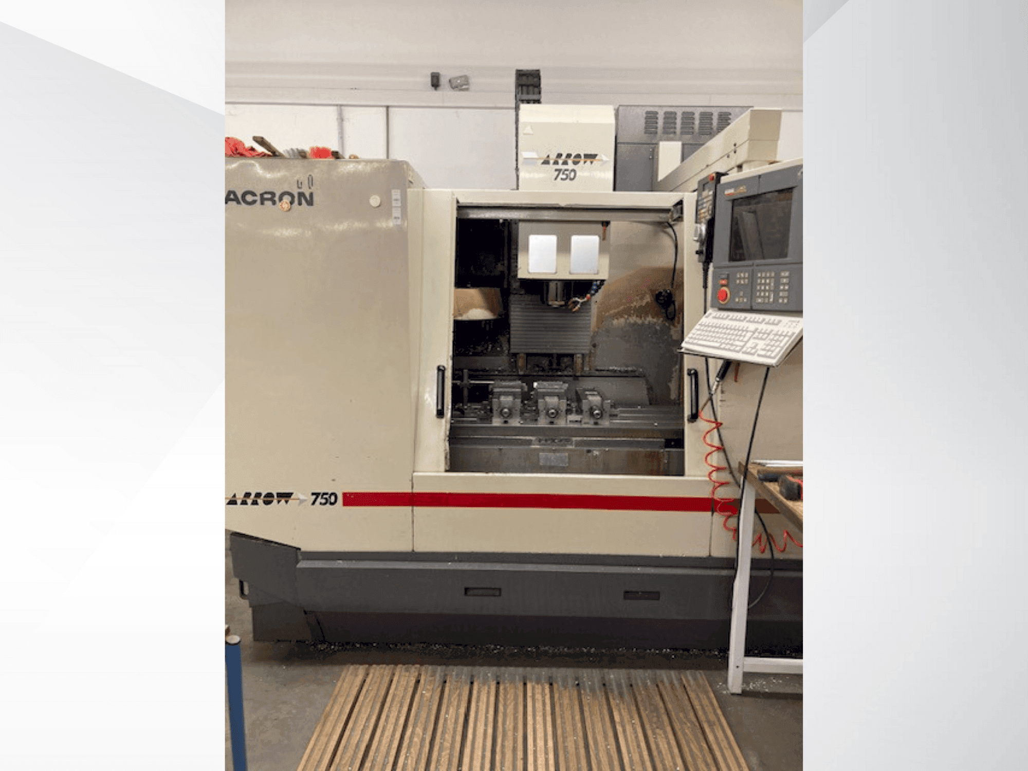 Vue de face de la machine Cincinnati Milacron Arrow 750