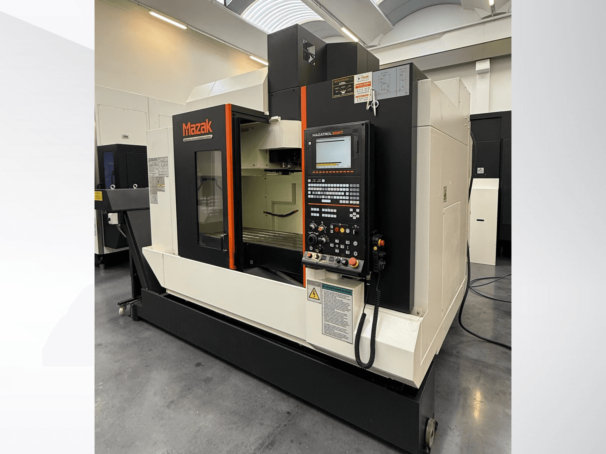 Machine CNC Mazak, vue de face, dotée d'un panneau de commande et d'une zone de travail spacieuse avec des outils de coupe de précision.