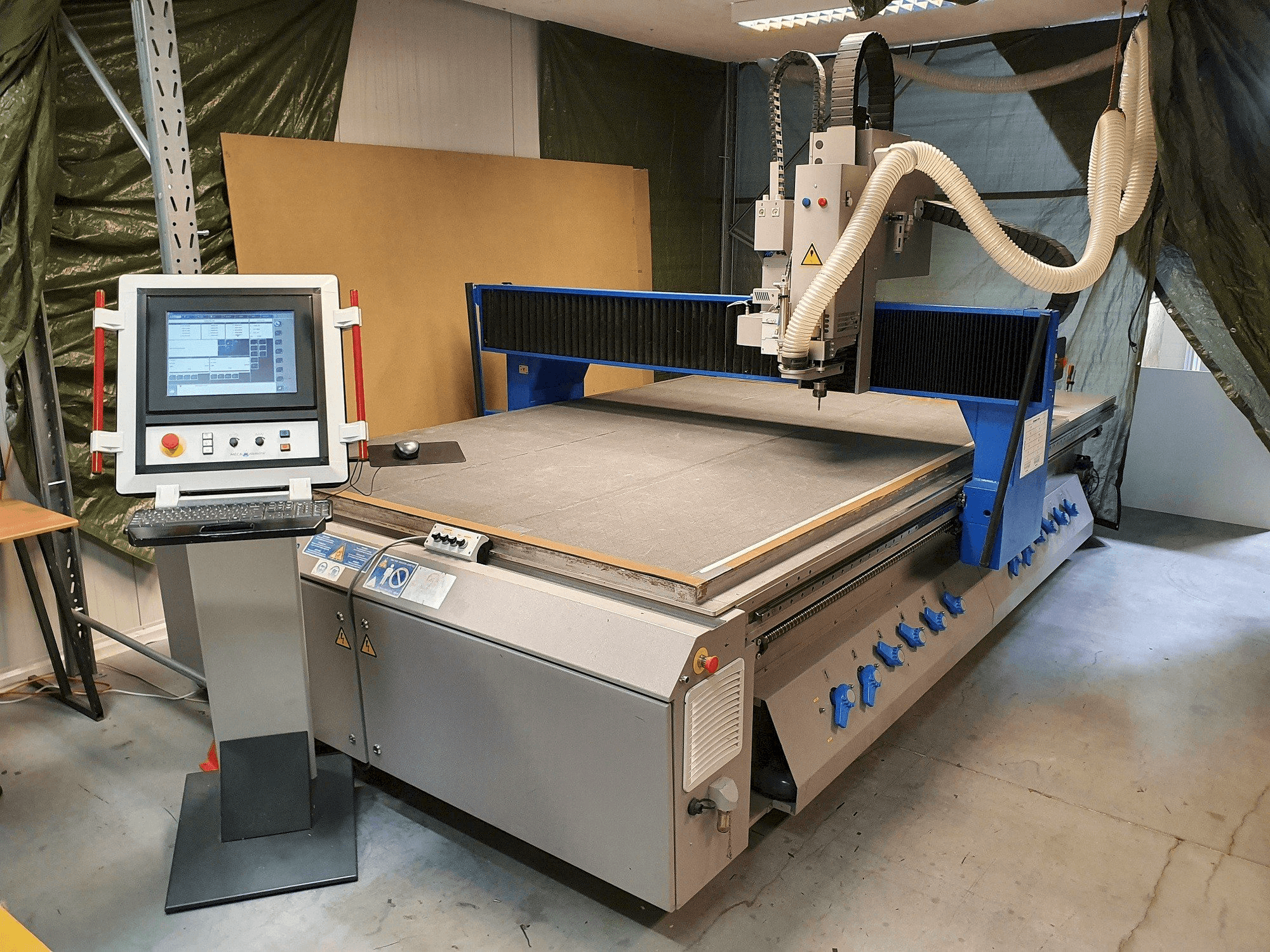 Vue de face de la machine MECANUMERIC Mecapro PRO 3020