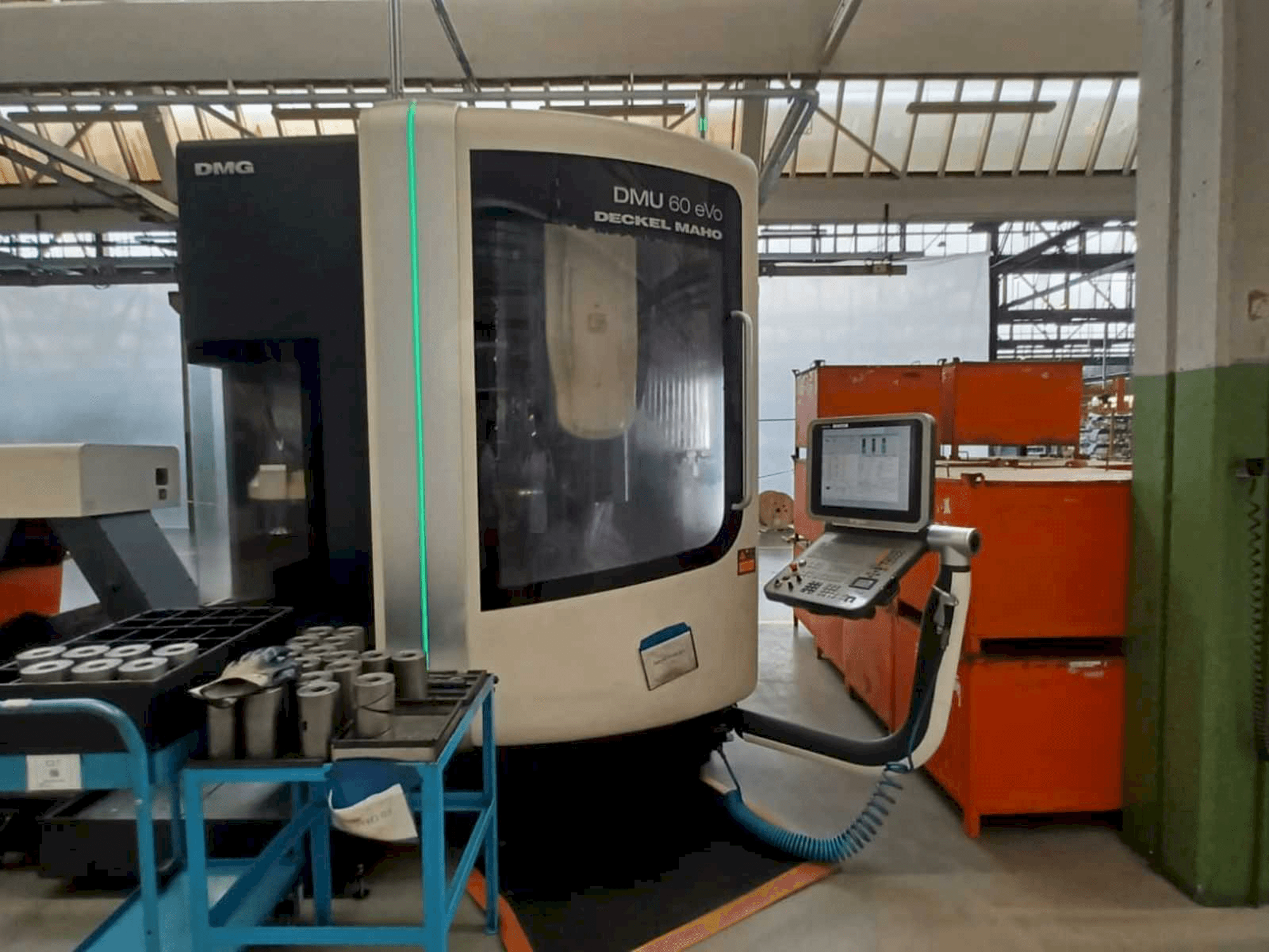 Vue de face de la machine DMG MORI DMU 60 evo