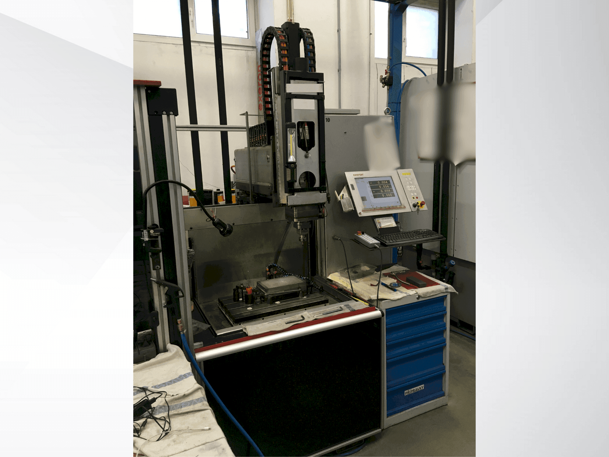 Vue de face de la machine Exeron EDM 310 MF20