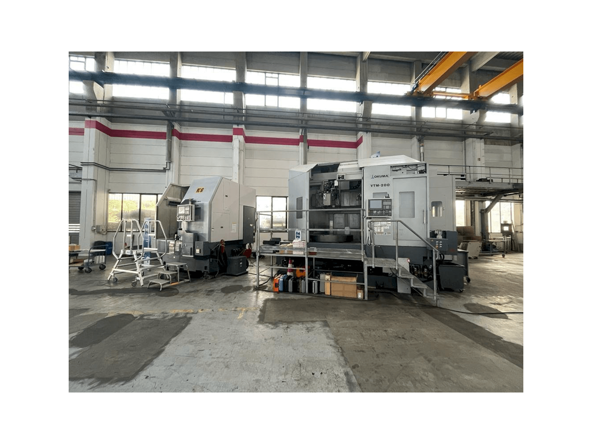 Vue de face de la machine Okuma VTM-200 1ST