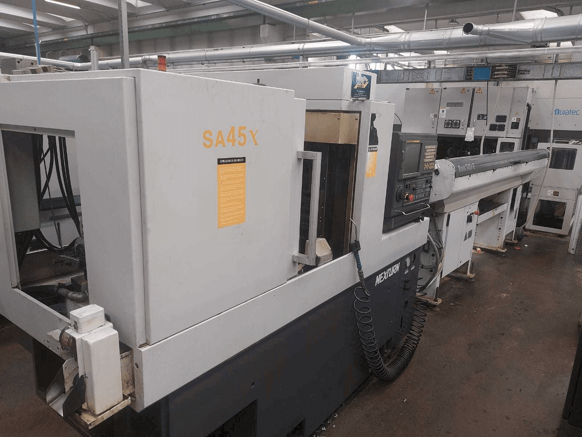 Vue latérale gauche de la machine Nexturn SA 45X