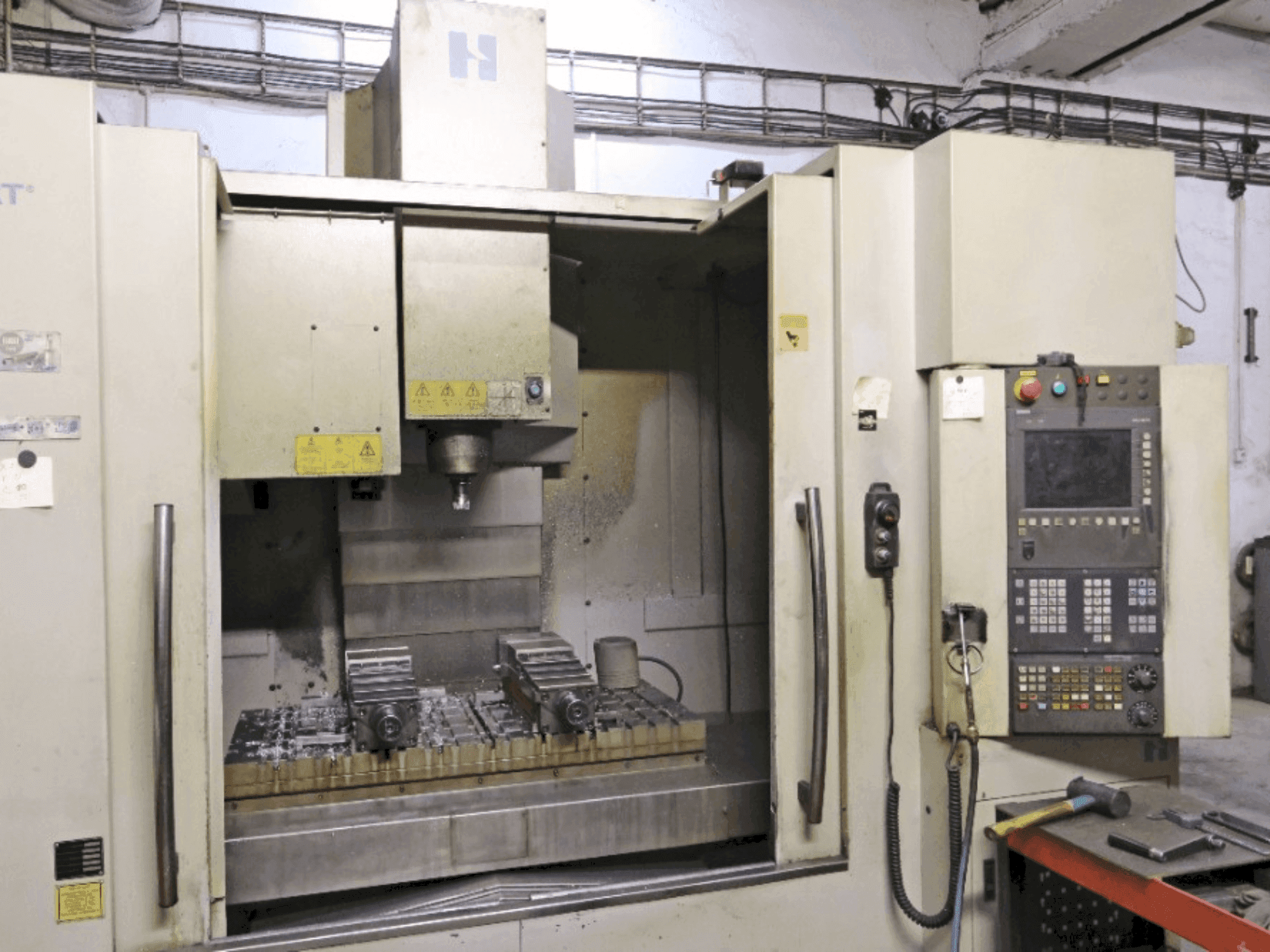 Vue de face de la machine HARDINGE Bridgeport VMC 1000