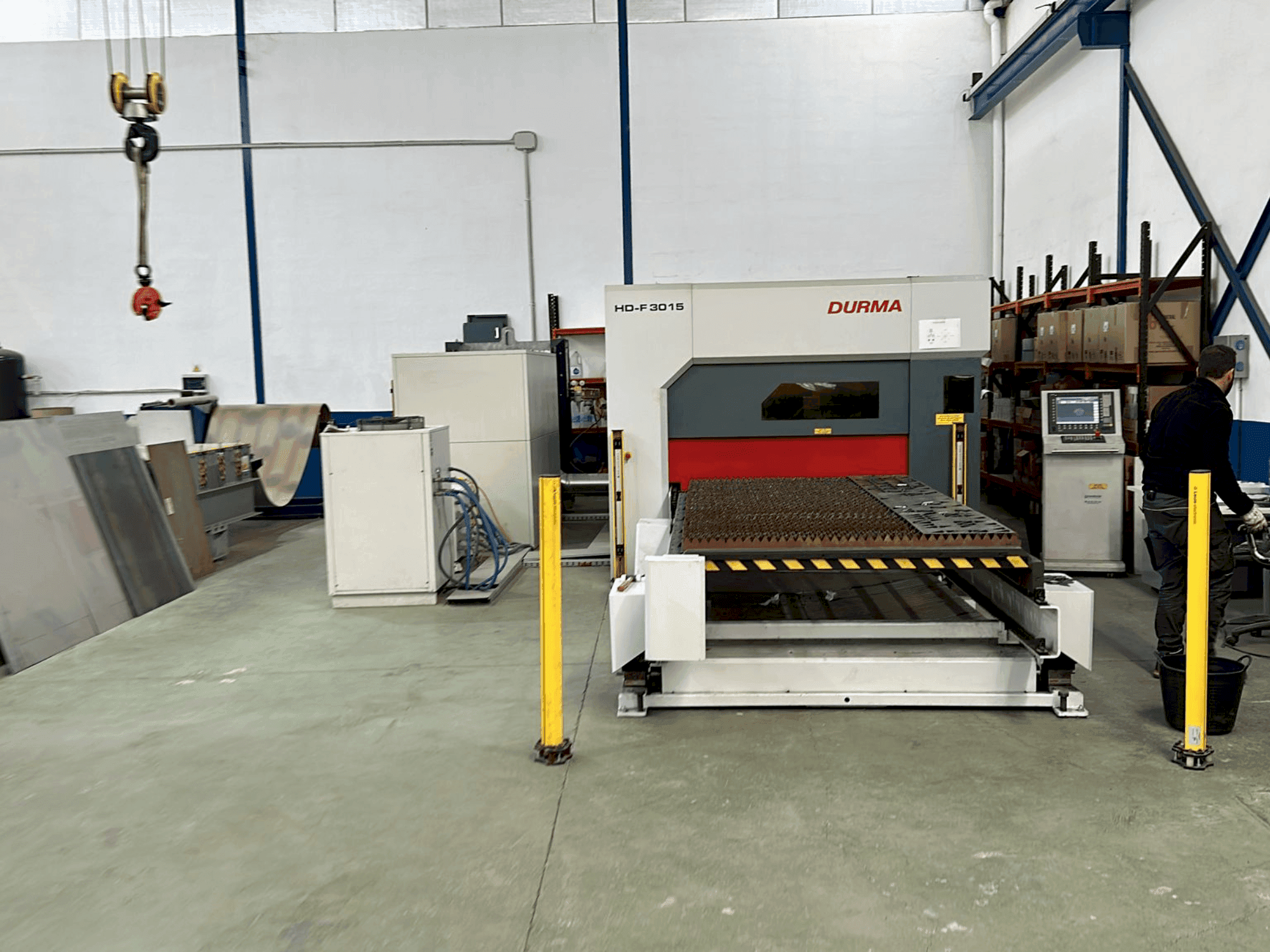 Vue de face de la machine Durma HD-F 3015