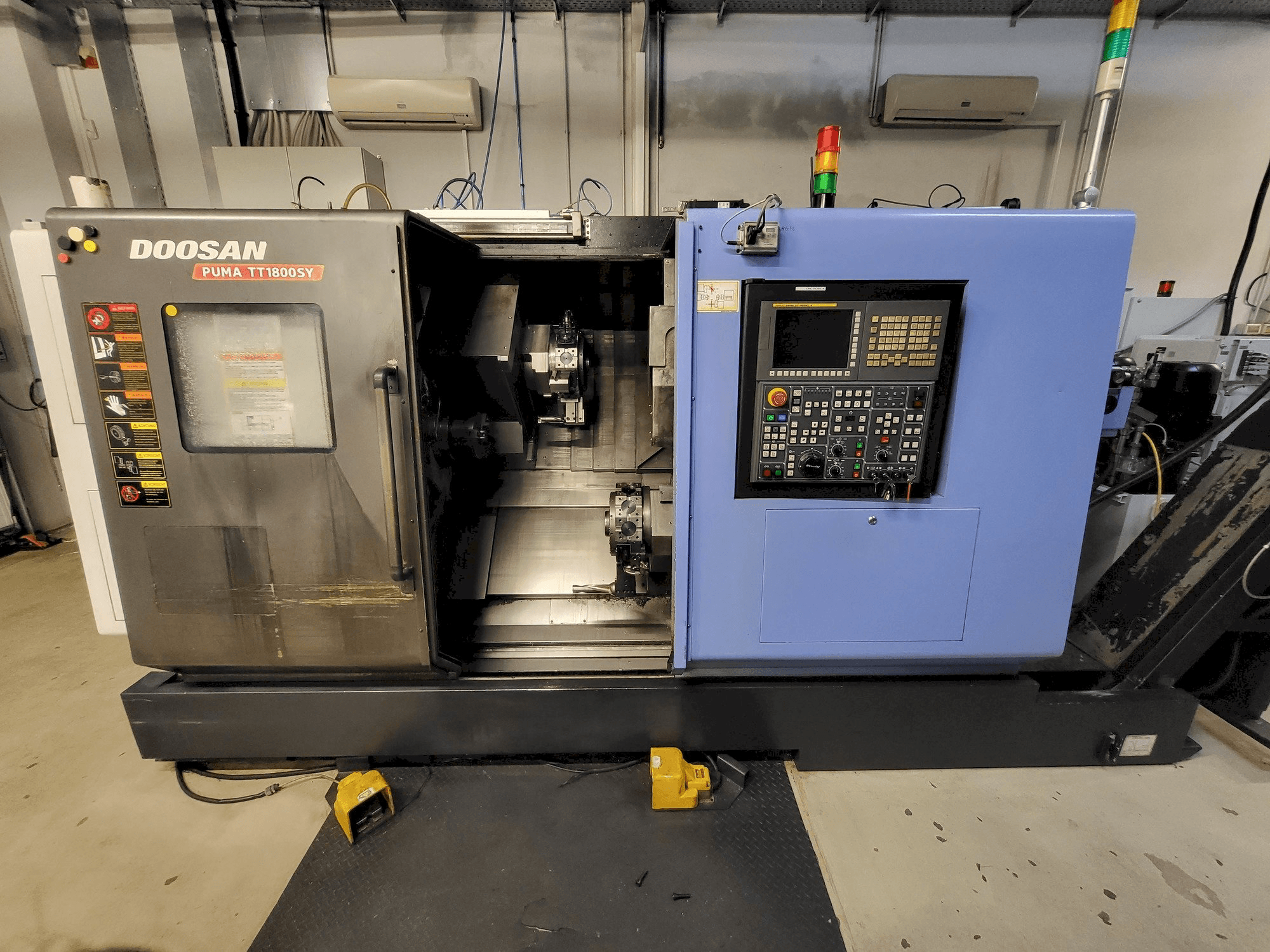 Vue de face de la machine DOOSAN PUMA TT1800SY