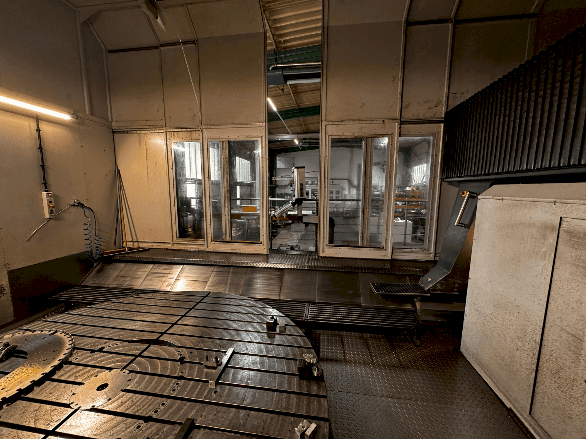 Vue de face de la machine AXA VPC 2800-U