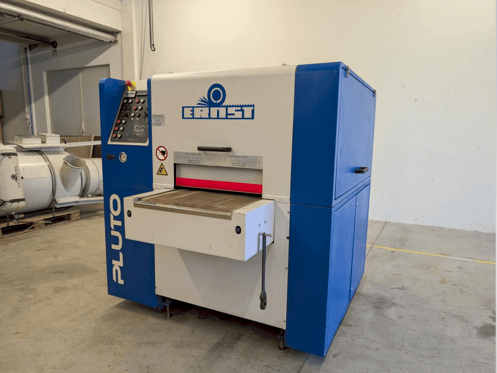 Vue de face de la machine ERNST PLUTO EDD