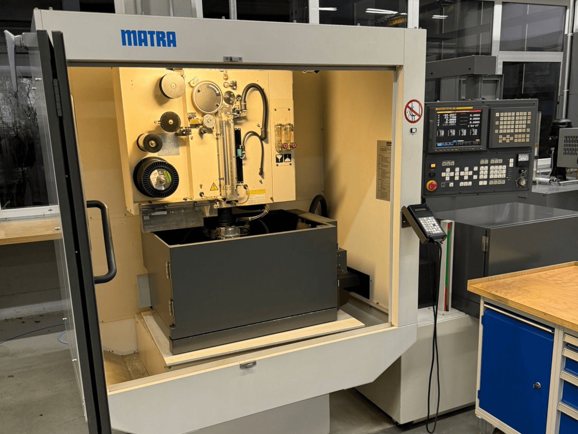 Machine MATRA vue de face, avec panneau de commande, pièces rotatives et grand compartiment de rangement.