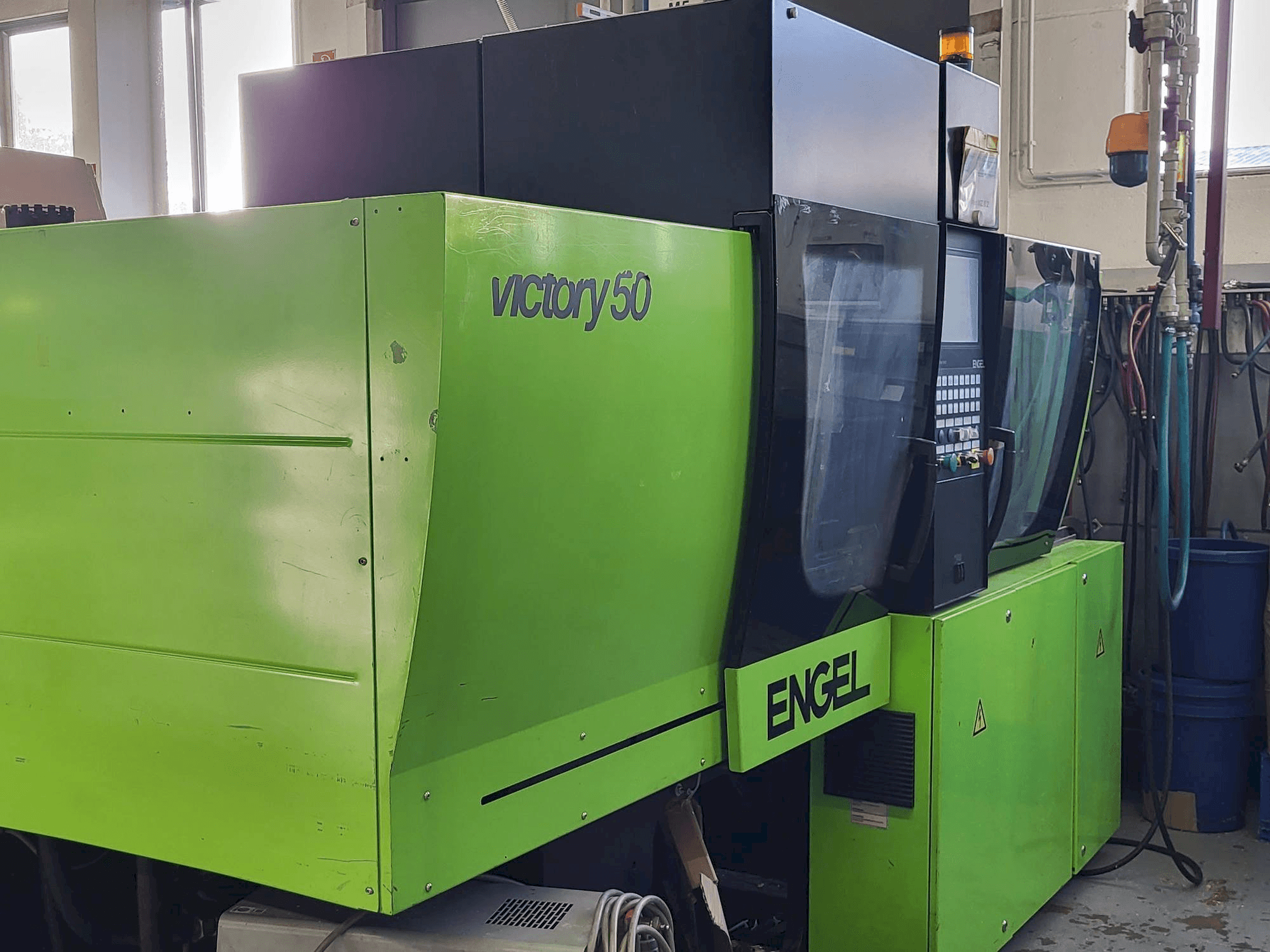 Vue latérale gauche de la machine Engel Victory 200/50 FOCUS