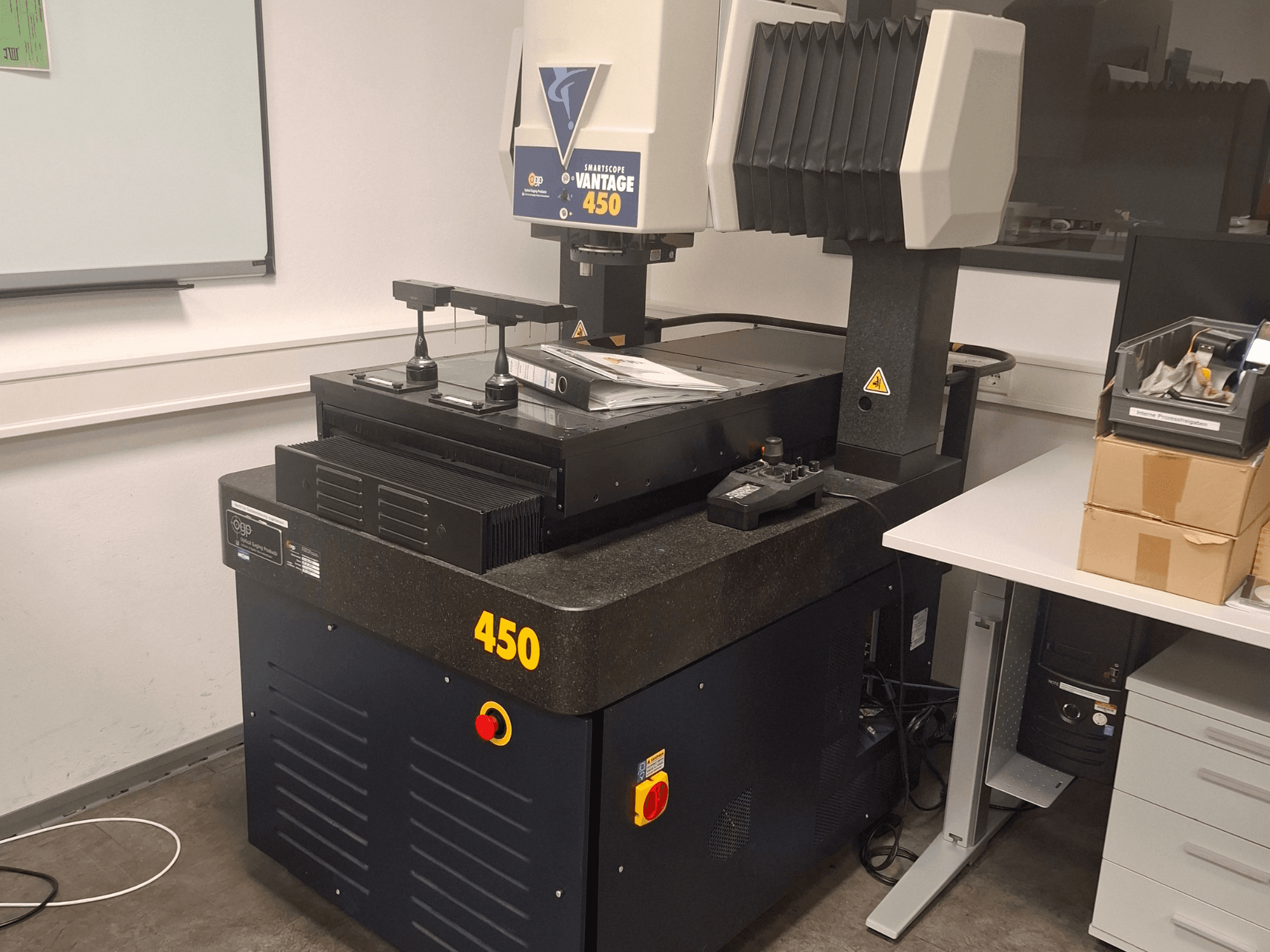 Machine de mesure optique OGP SmartScope Vantage 450 dans un laboratoire, vue de face avec une finition noire et grise.