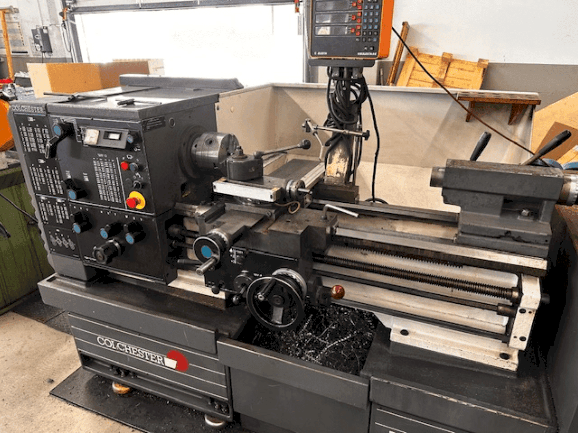 Vue de face de la machine Colchester Master 3250
