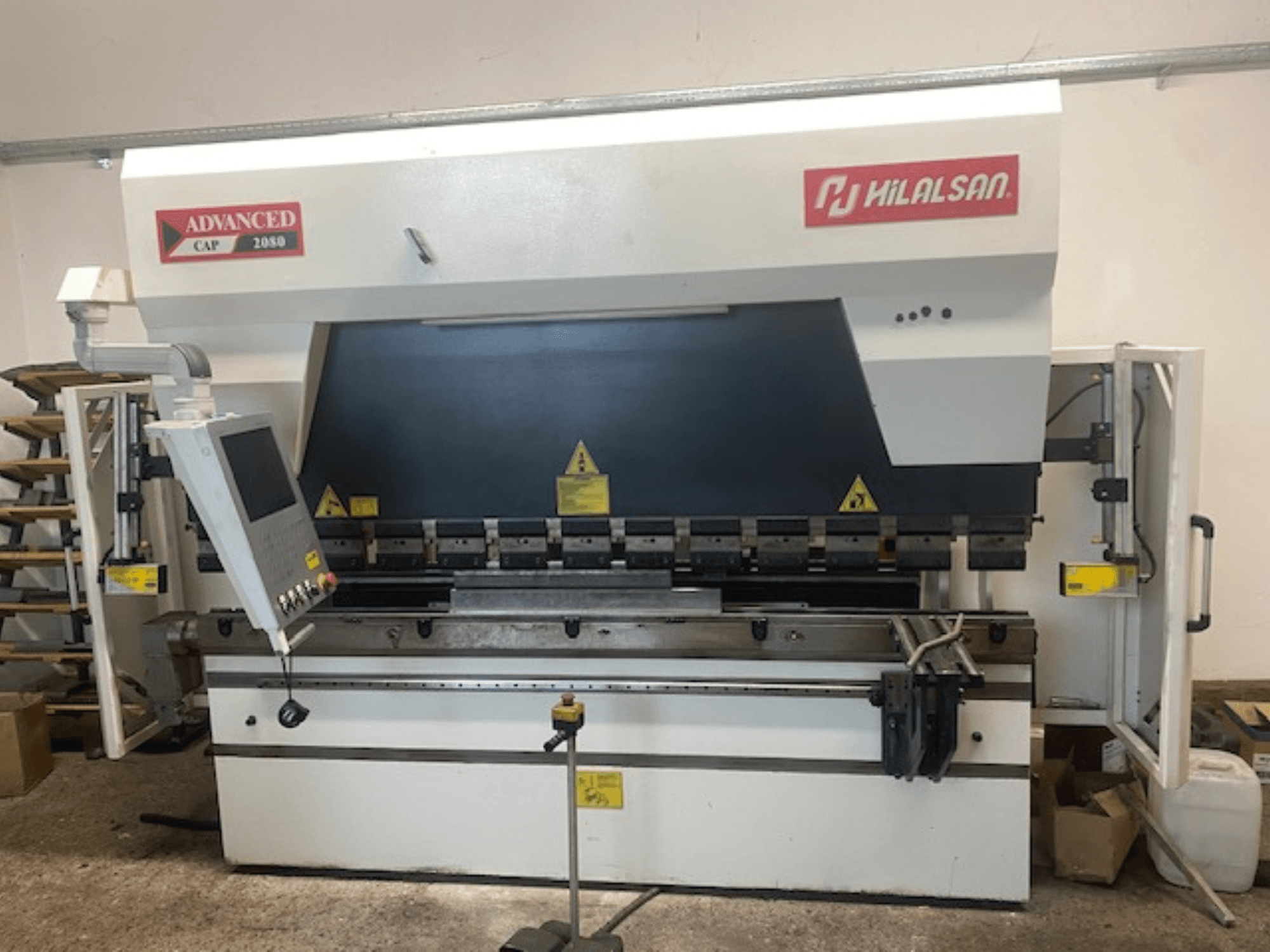 Presse plieuse Hilalsan CAP 2080, vue de face avec panneau de commande et dispositifs de sécurité, conception industrielle pour le pliage des métaux.