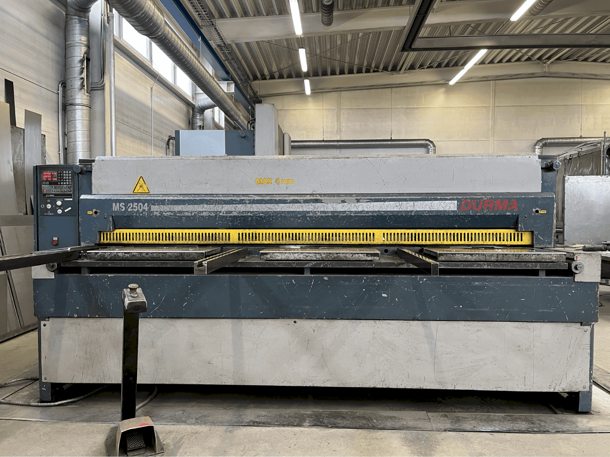 Vue de face de la machine Durma MS 2504