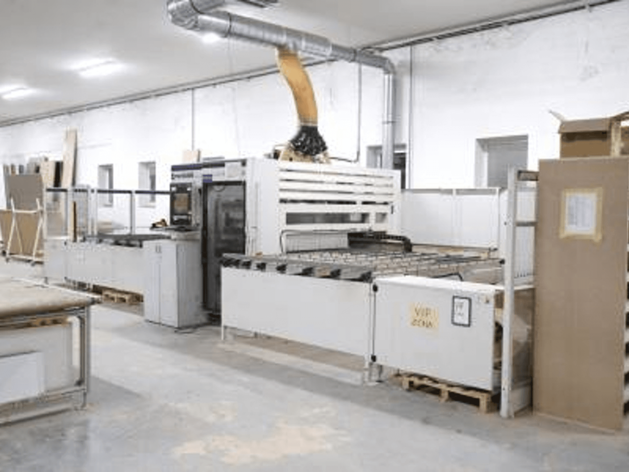 Centre d'usinage du bois SCM Morbidelli UNIFLEX HP CNC dans un atelier, vue de face, présentant son panneau de commande et son système d'alimentation.