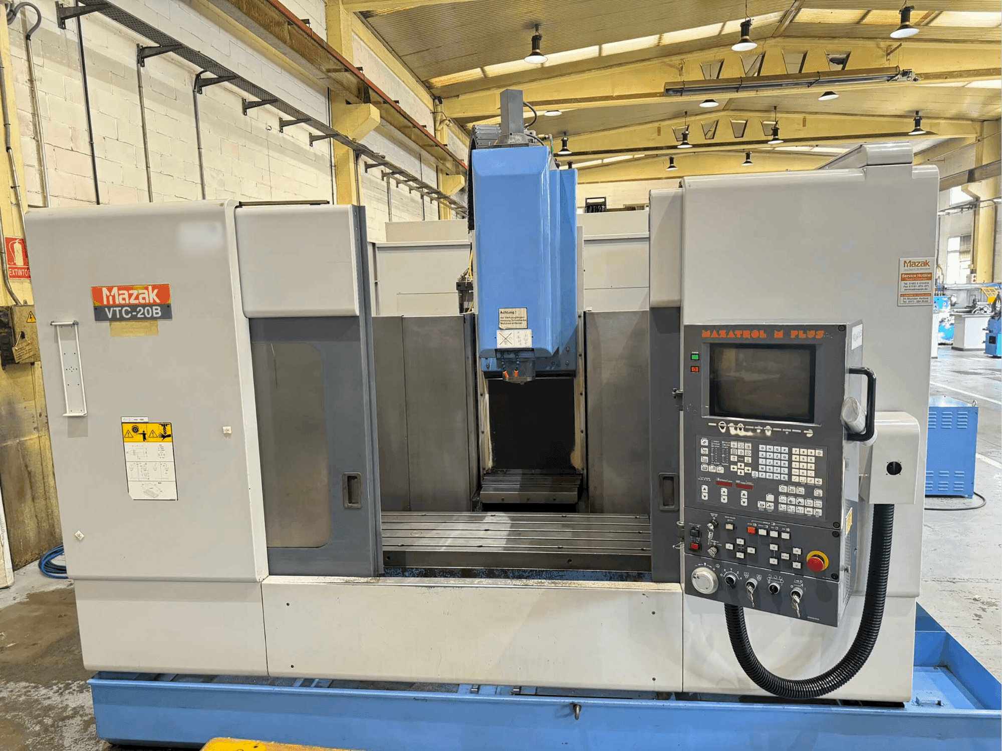 Vue de face de la machine Mazak VTC 20 B
