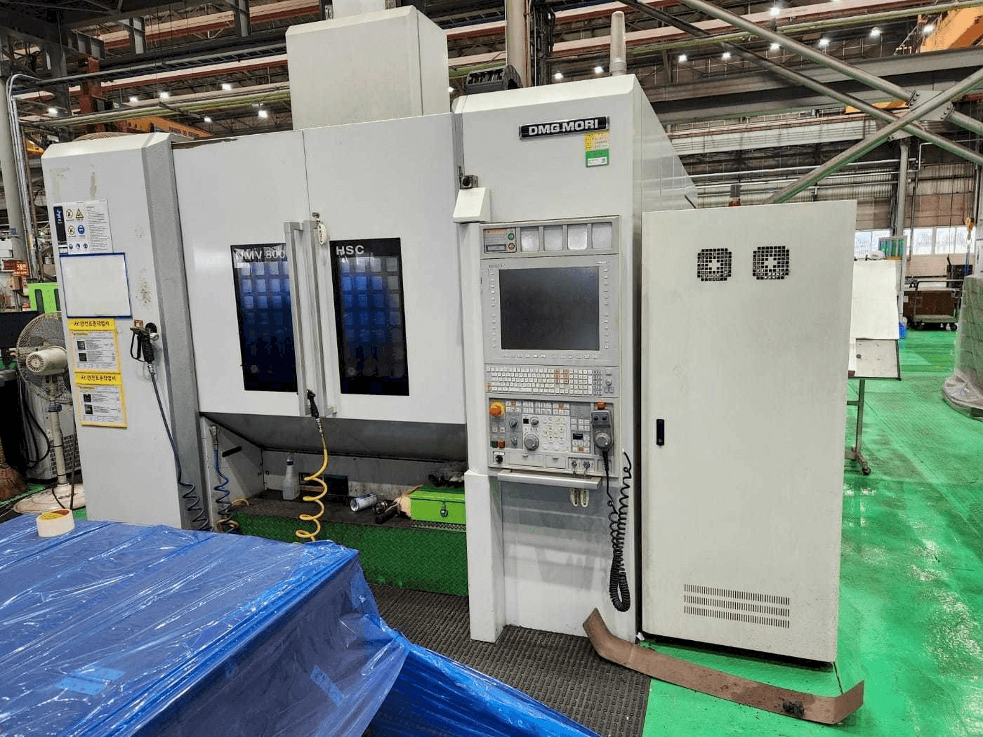 Vue de face de la machine DMG MORI NMV 8000 DCG / 40