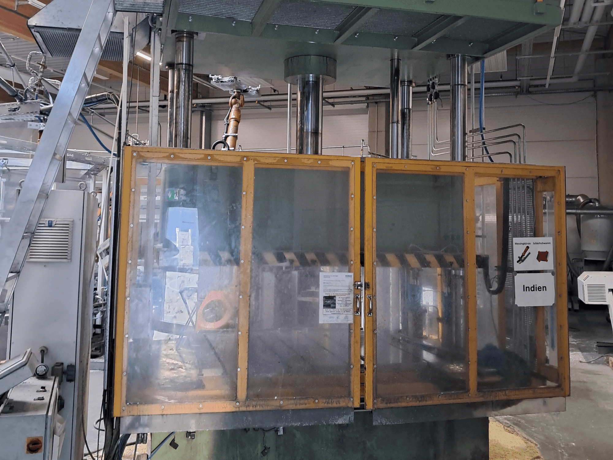 Presse à métaux HS 4 160-K3 de la marque « Other », vue de face mettant en évidence le capot de protection en verre de sécurité et les commandes de fonctionnement dans un environnement industriel.