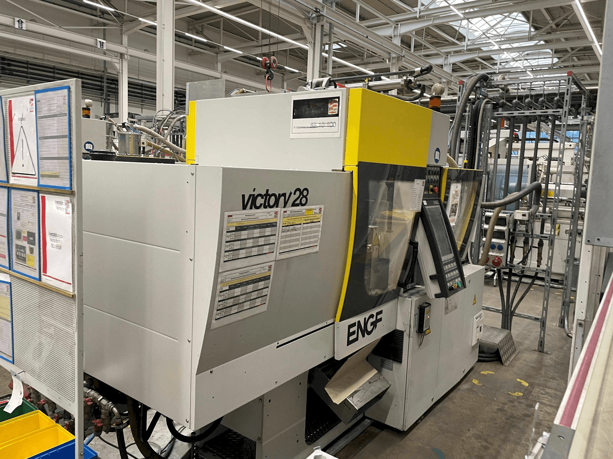 Vue de face de la machine Engel Victory 200/28