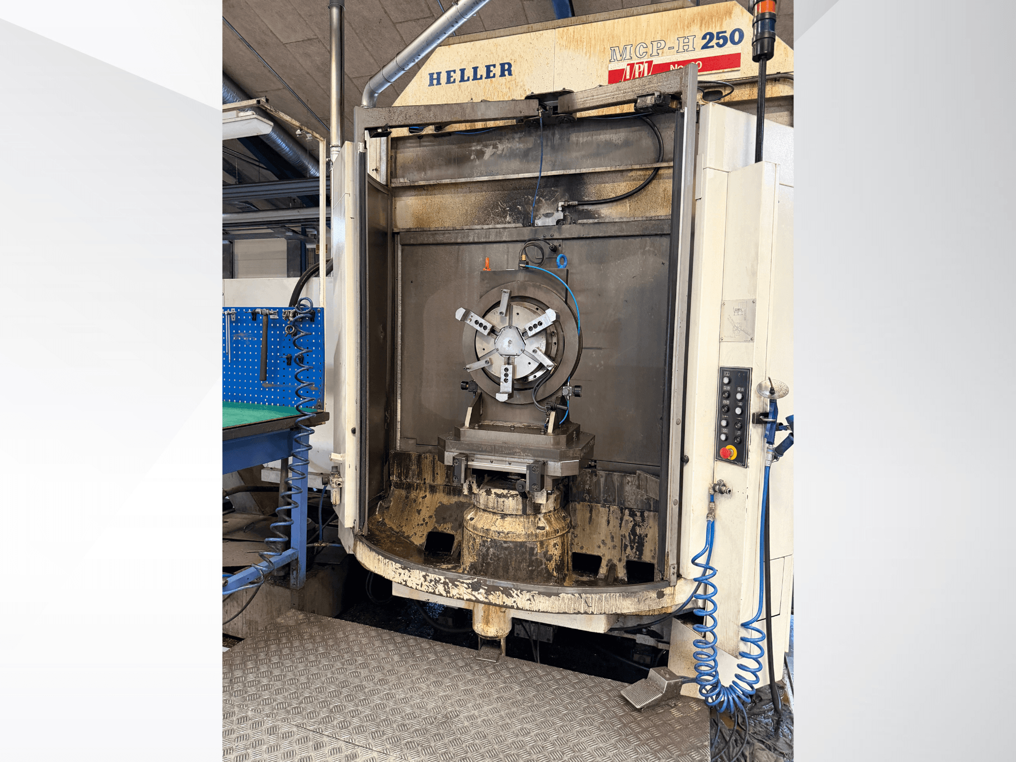 Vue de face du centre d'usinage horizontal HELLER MCP 250, montrant le panneau de commande, les dispositifs de maintien de la pièce et la zone d'usinage.