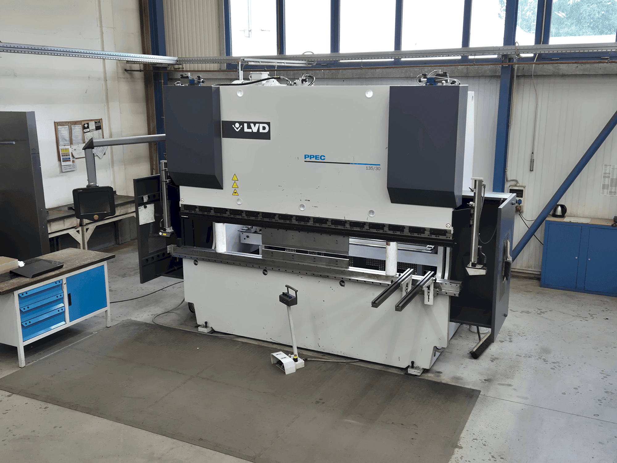 Vue de face de la machine LVD PPEC 135/30