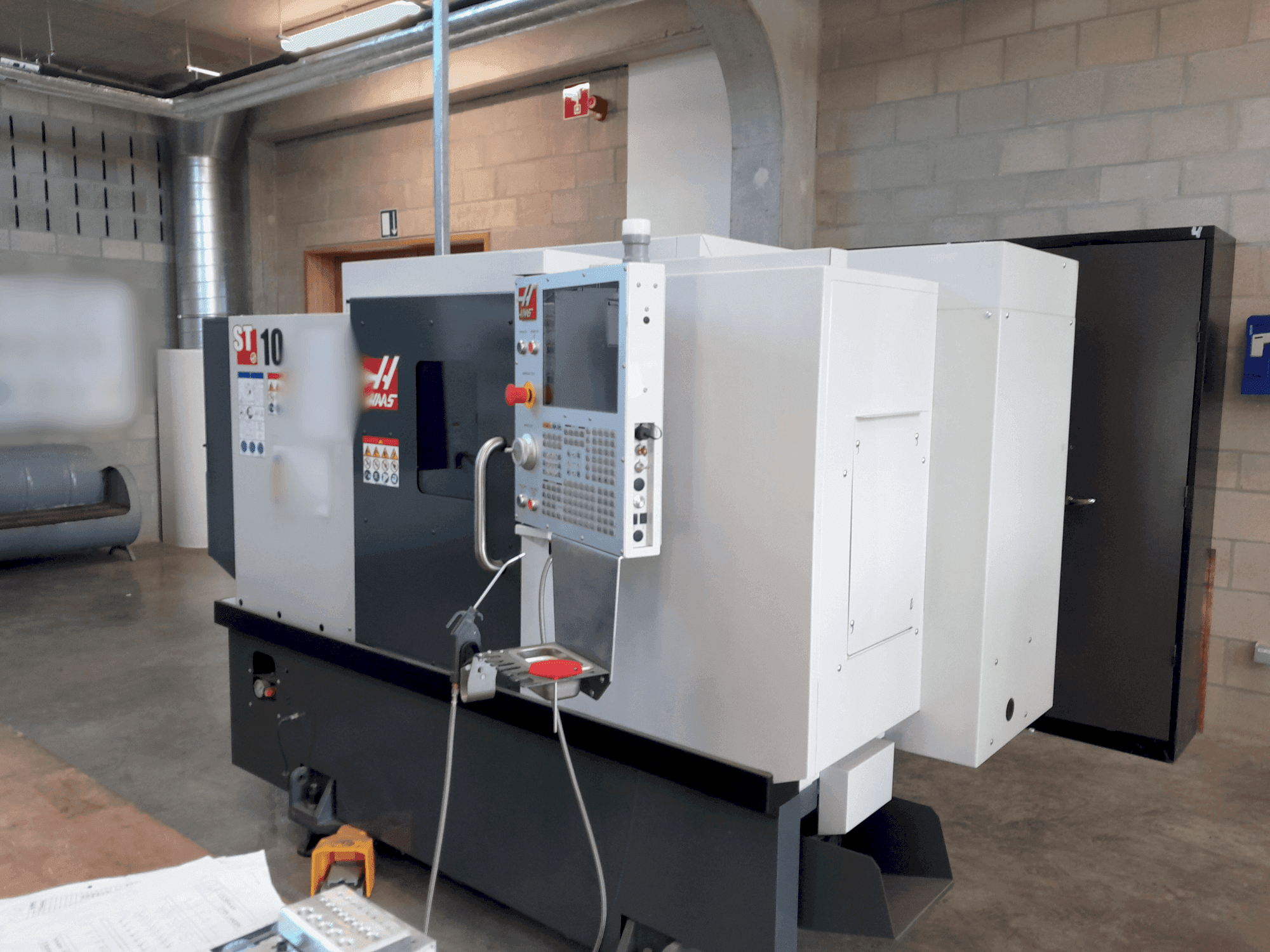 Vue de face de la machine HAAS ST-10