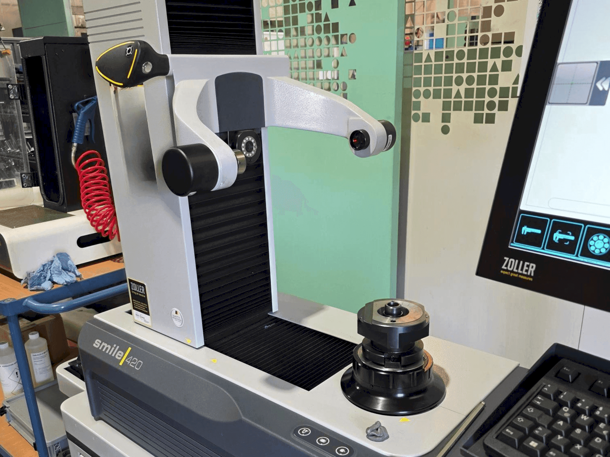 Vue de face de la machine Zoller Smile 420