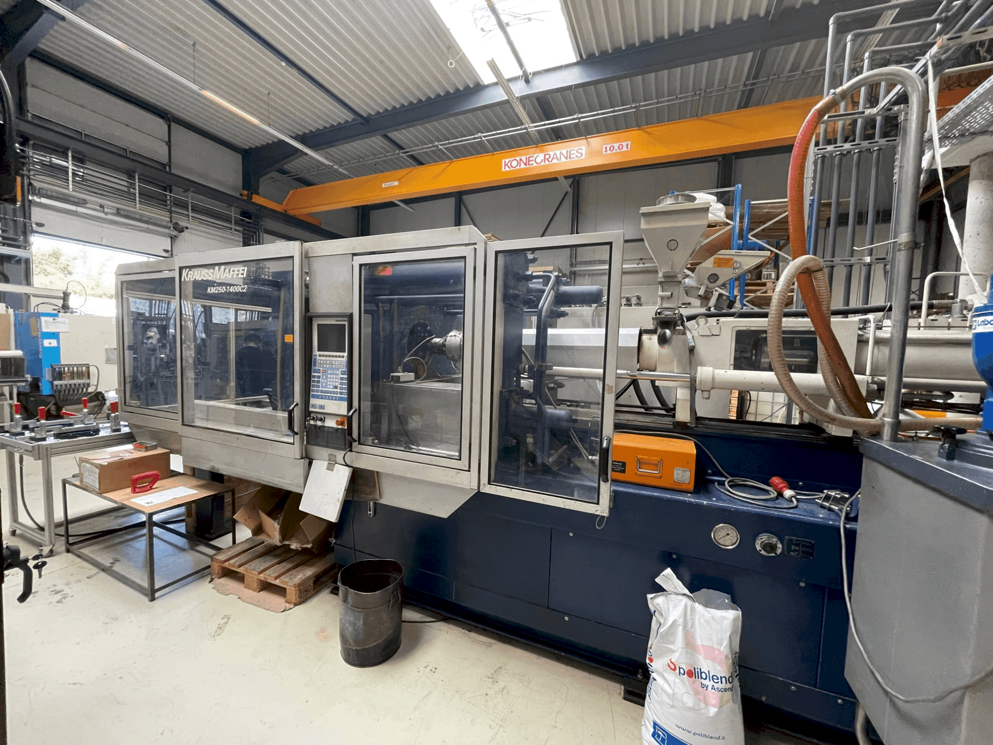 Vue de face de la machine Krauss Maffei 250-1400 C2