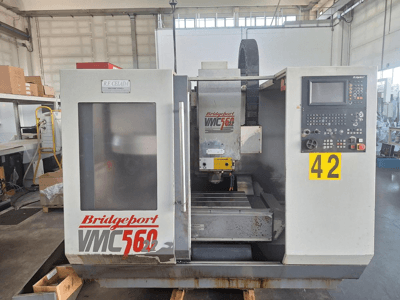 Centre d'usinage vertical Bridgeport VMC 560/22, vue de face, montrant le panneau de commande, le porte-outil et la zone de travail.