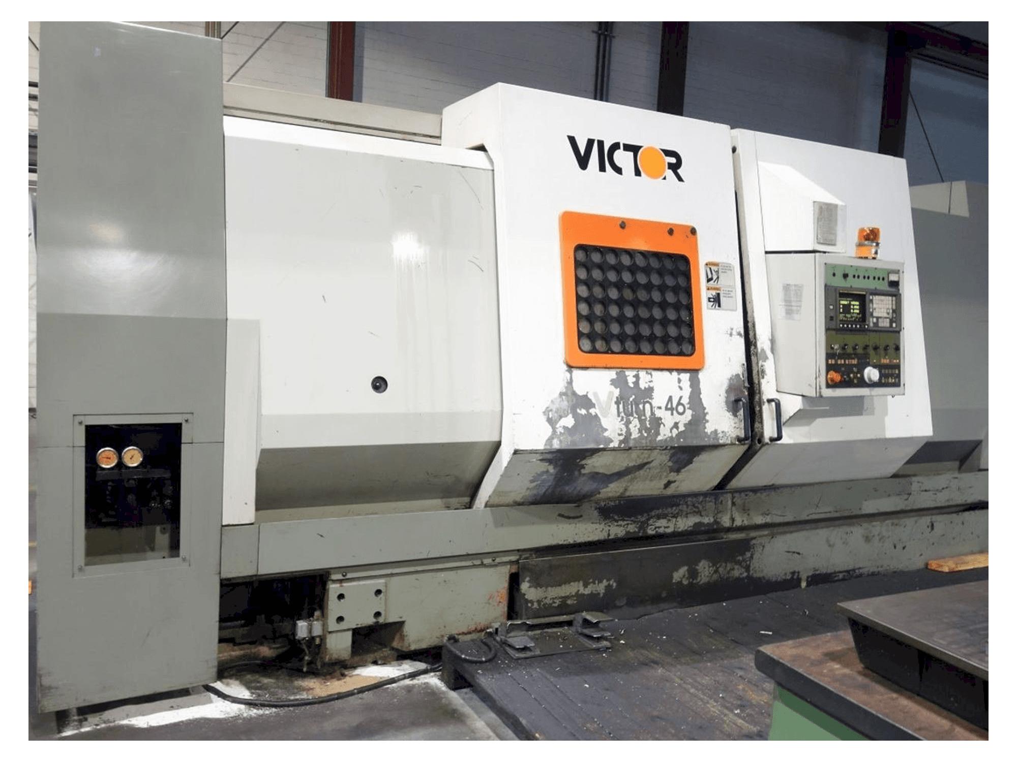 Vue de face de la machine Victor V Turn 46 (1997)