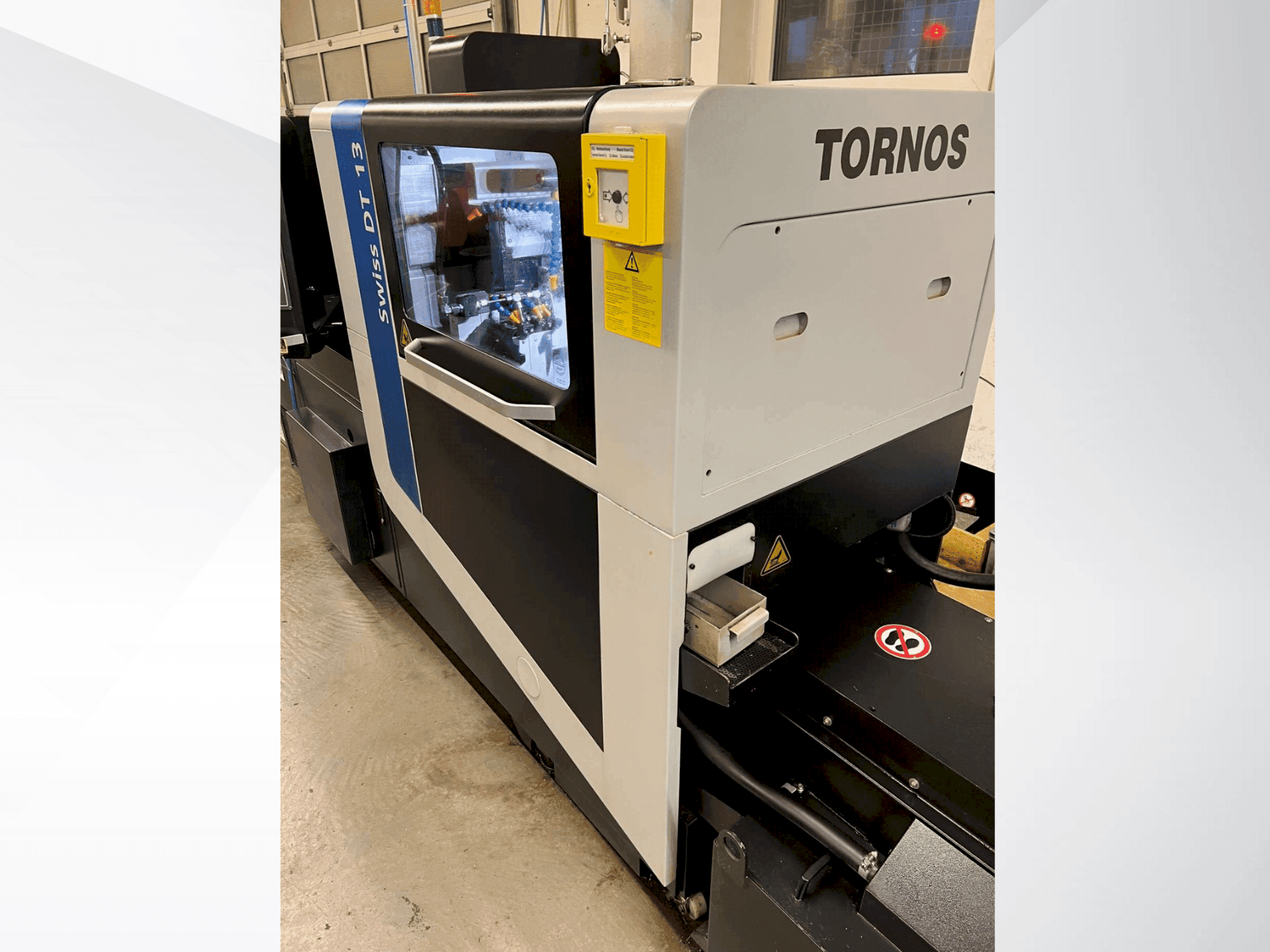 Vue de face de la machine Tornos Swiss DT 13