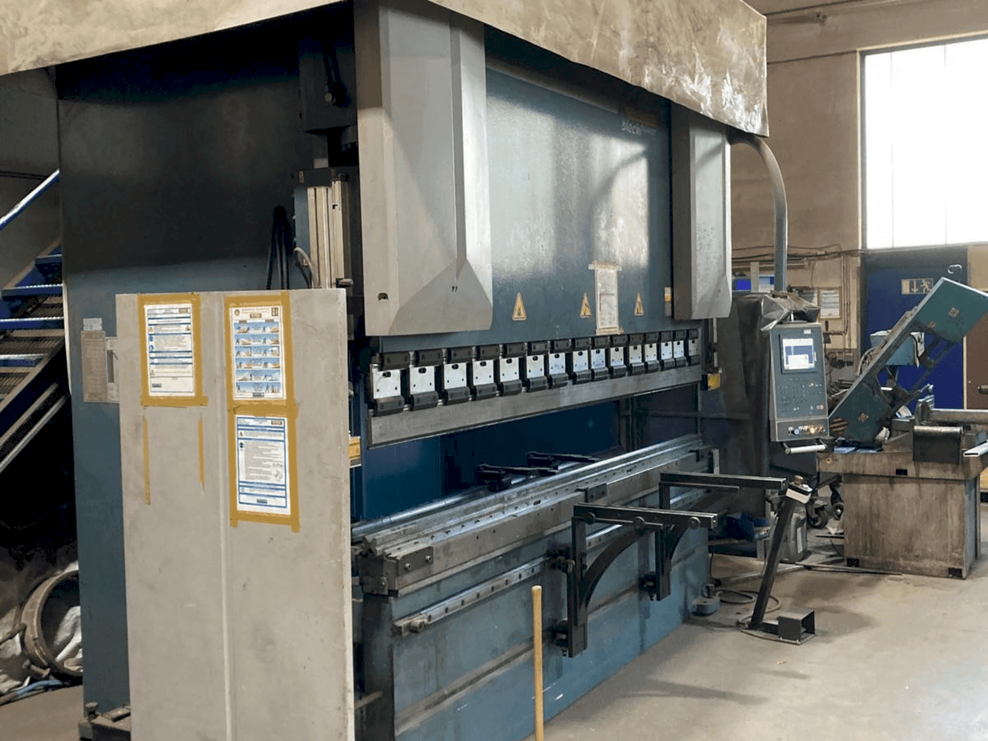 Vue de face de la machine Hesse AD-R30320