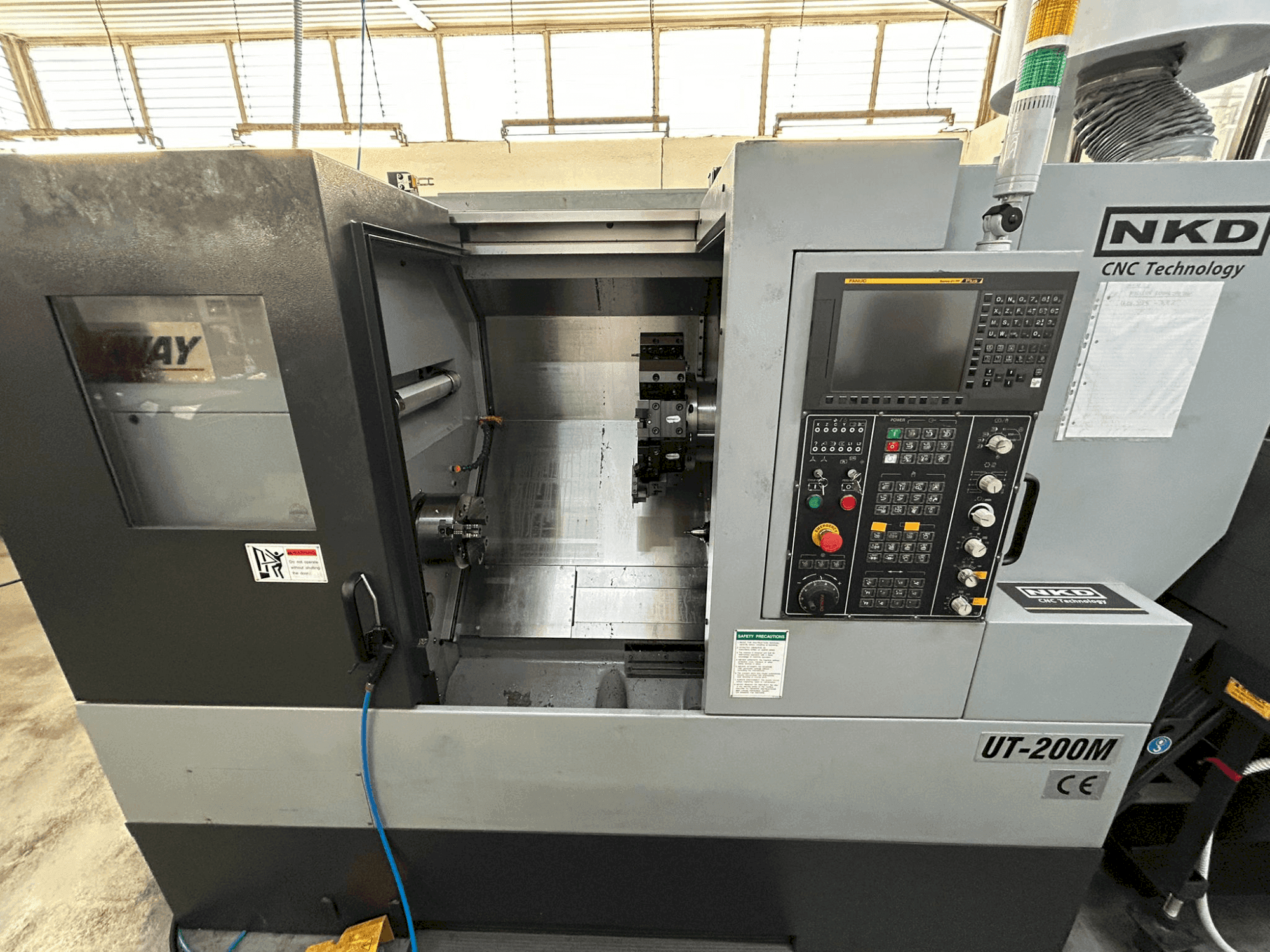 Vue de face de la machine ACCUWAY UT-200M