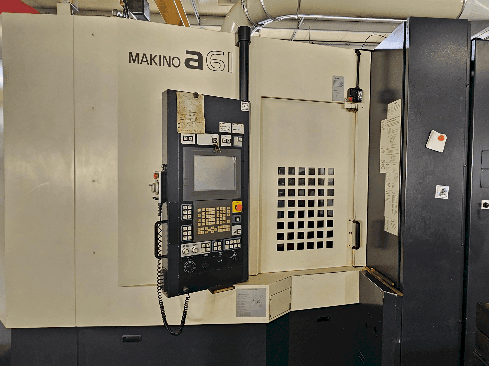 Vue de face de la machine Makino a61