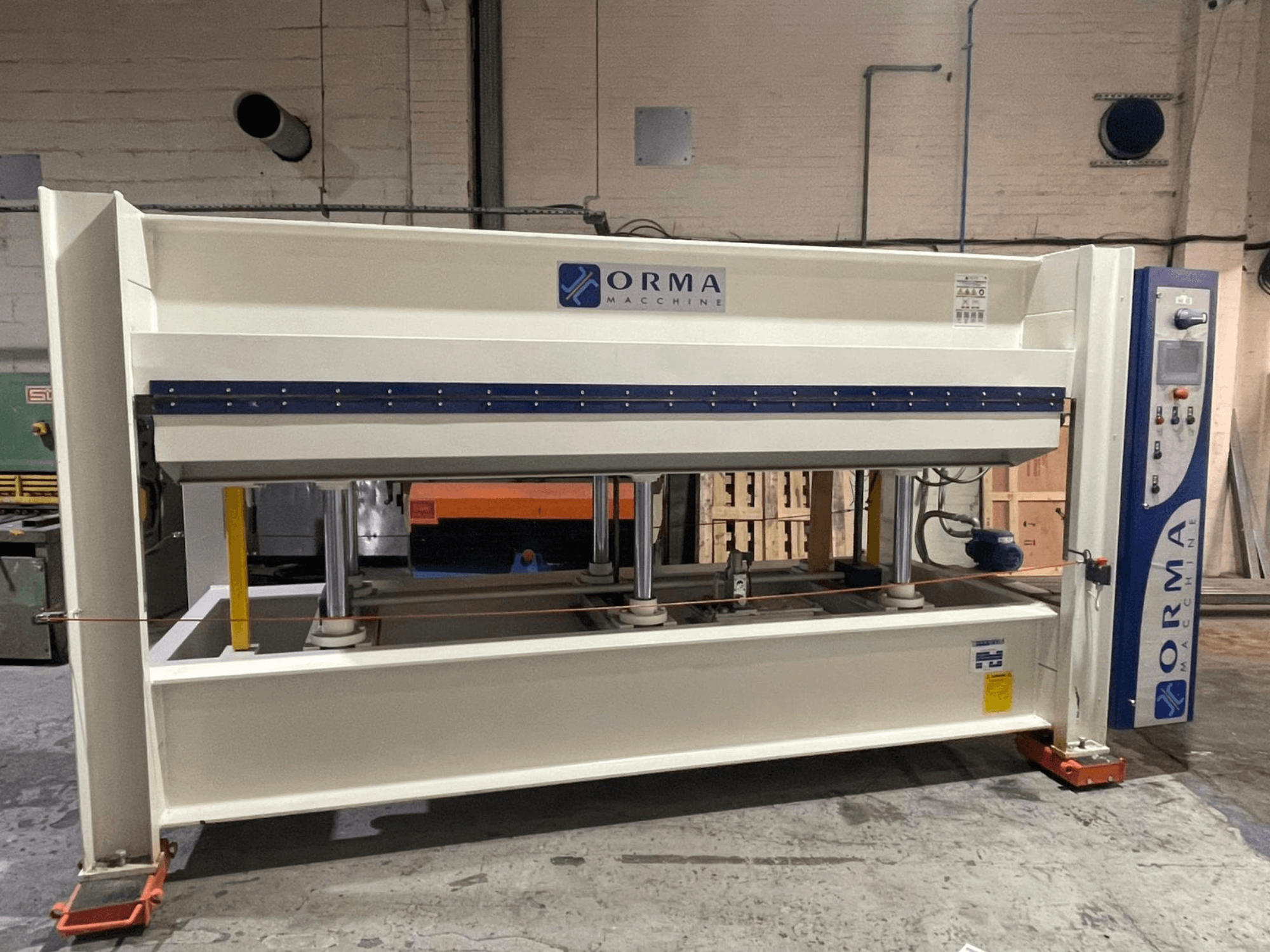 Presse hydraulique ORMA, vue de face, avec finition argentée, panneau de commande à droite, et pistons droits pour le pressage.