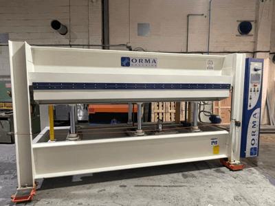 Presse hydraulique ORMA, vue de face, avec finition argentée, panneau de commande à droite, et pistons droits pour le pressage.