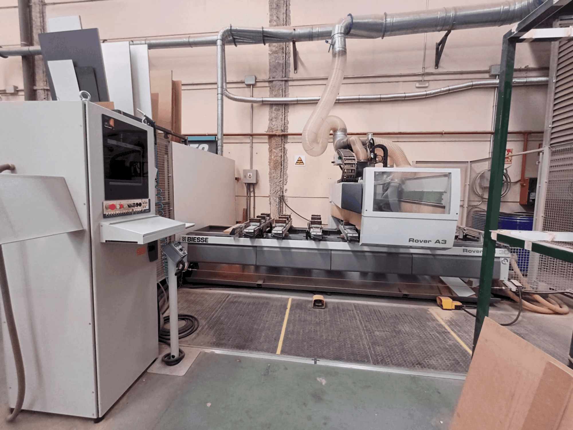 Vue de face de la machine BIESSE OVER A 330 K3 S